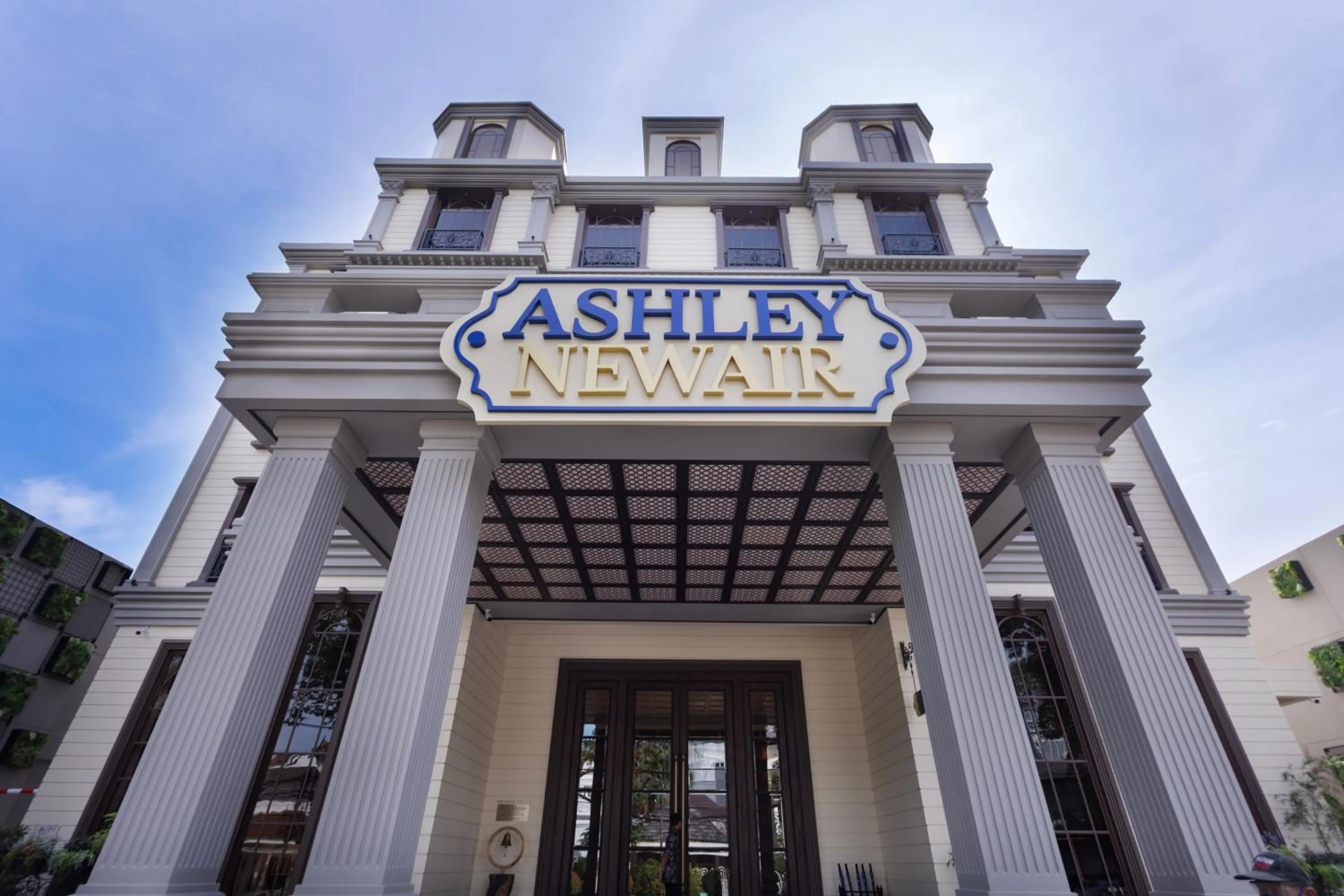 Facade/entrance in ASHLEY NEWAIR Menteng with Air Purifier