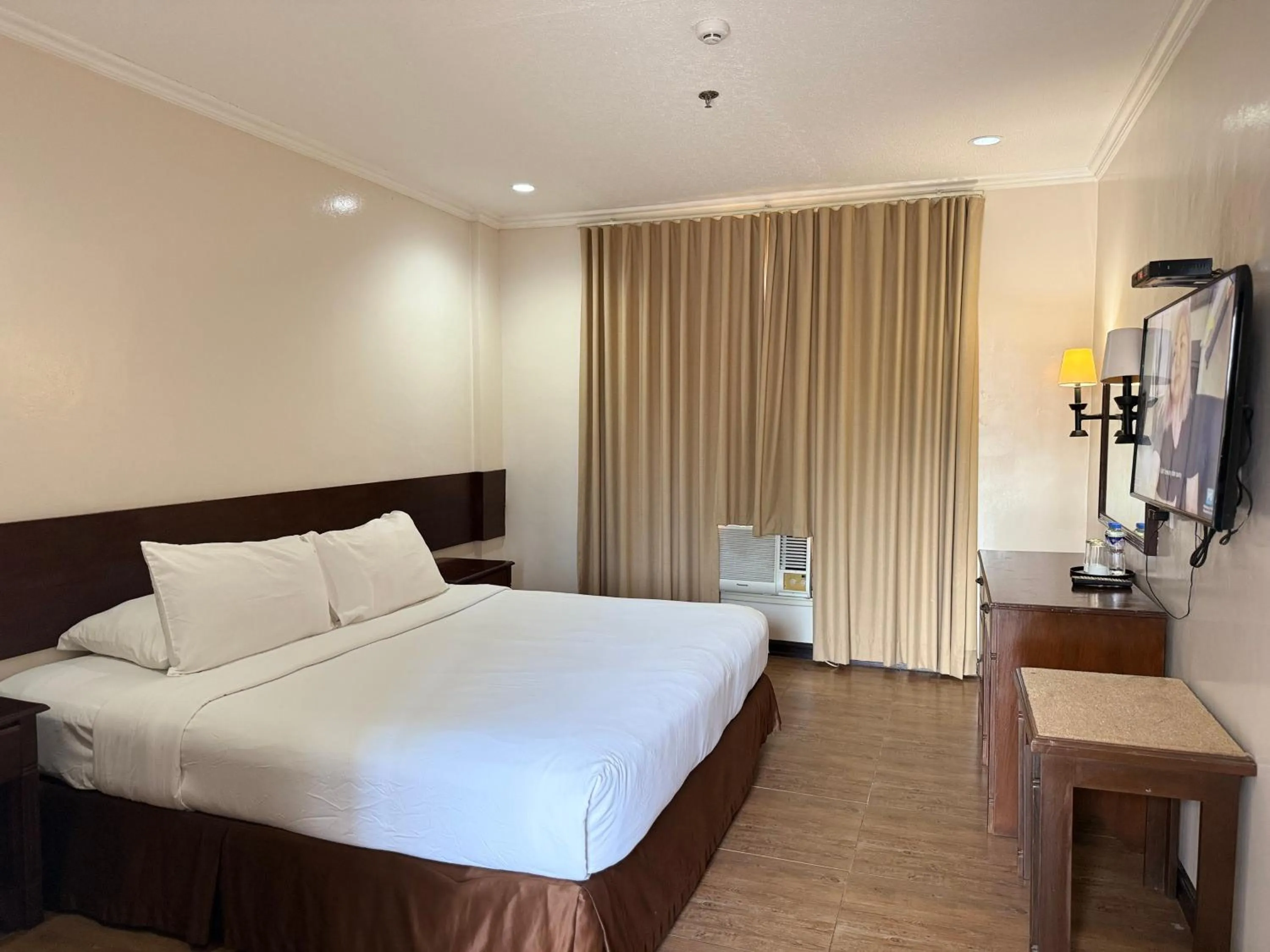 Bed in Dottie's Place Hotel & Restaurant