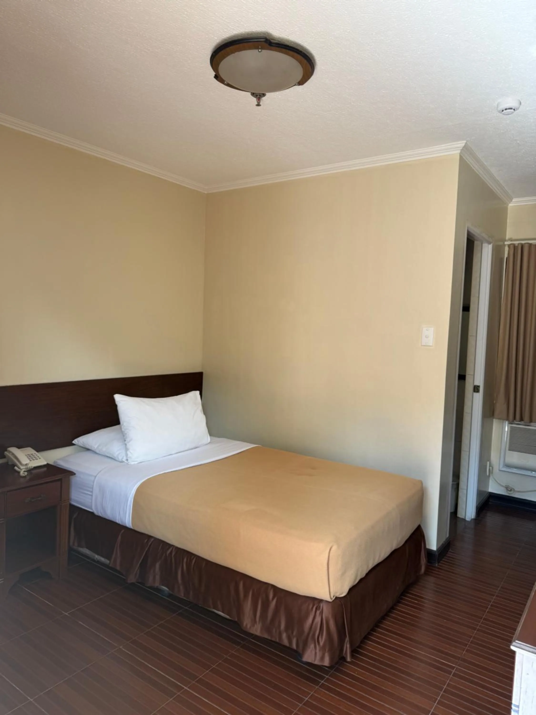 Bed in Dottie's Place Hotel & Restaurant