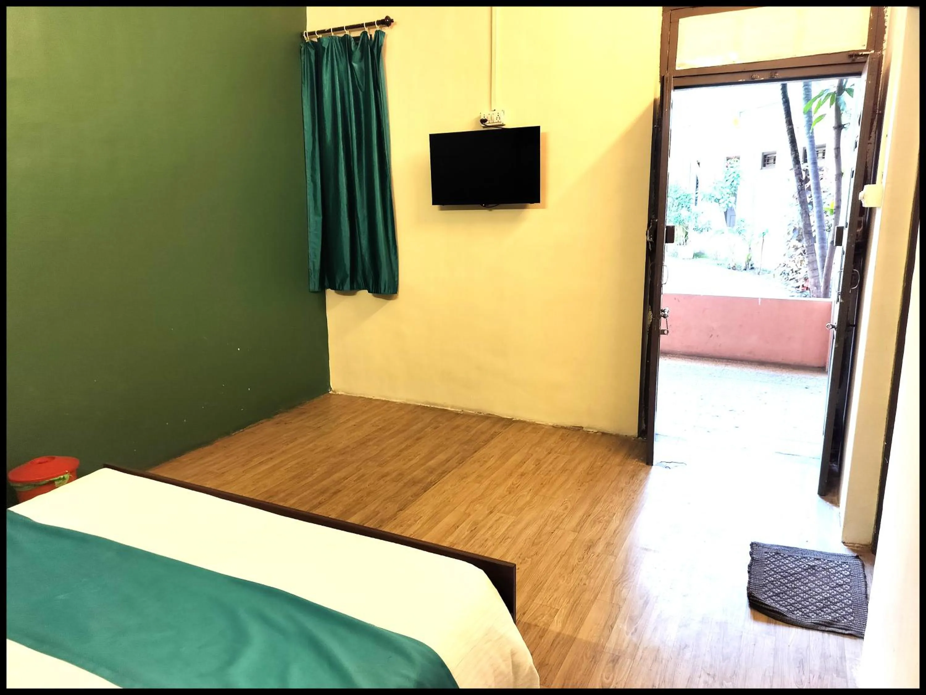 Bed in 6 CR Hotel Natraj RAILWAY STATION
