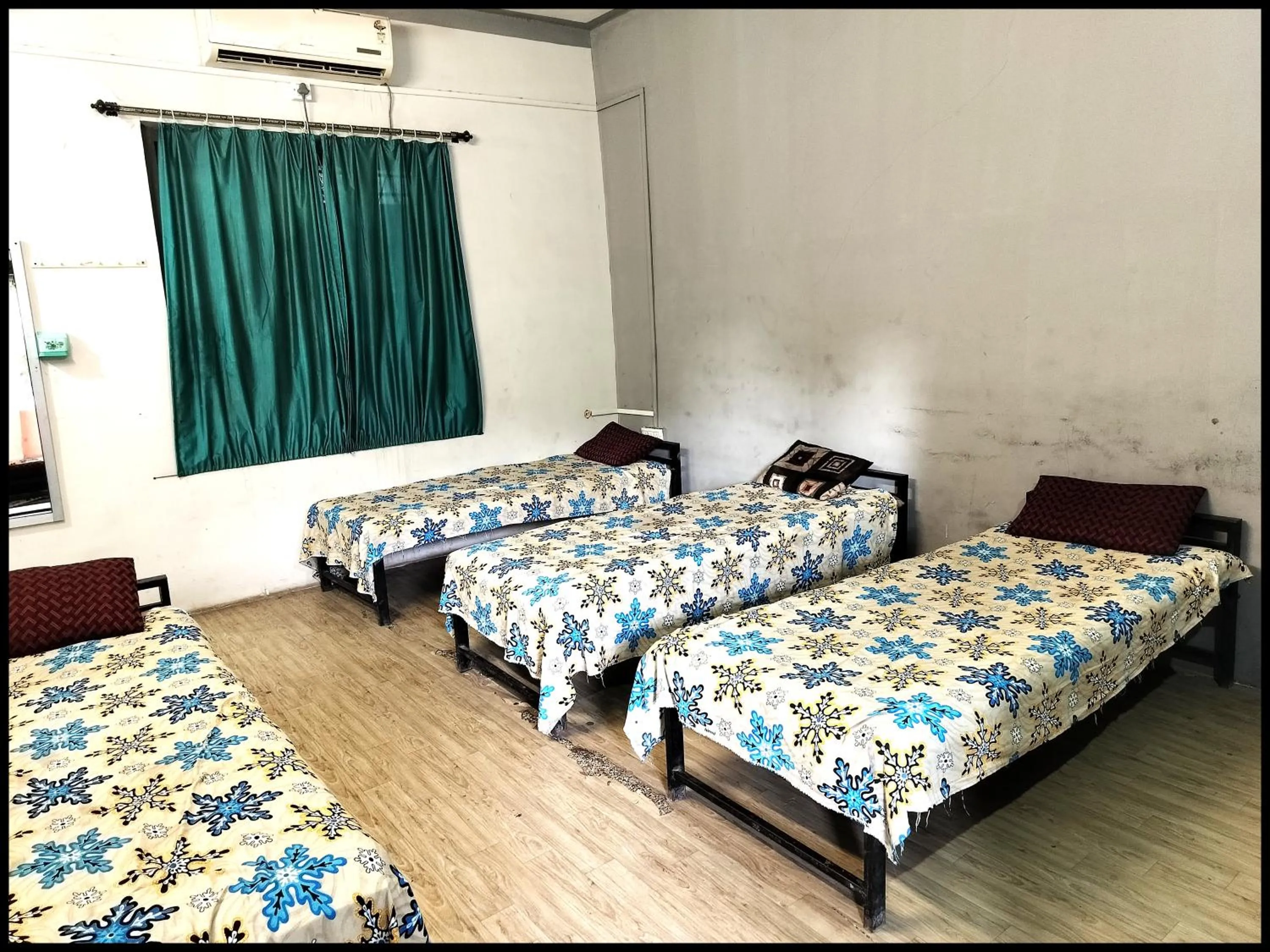 Photo of the whole room, Bed in 6 CR Hotel Natraj RAILWAY STATION