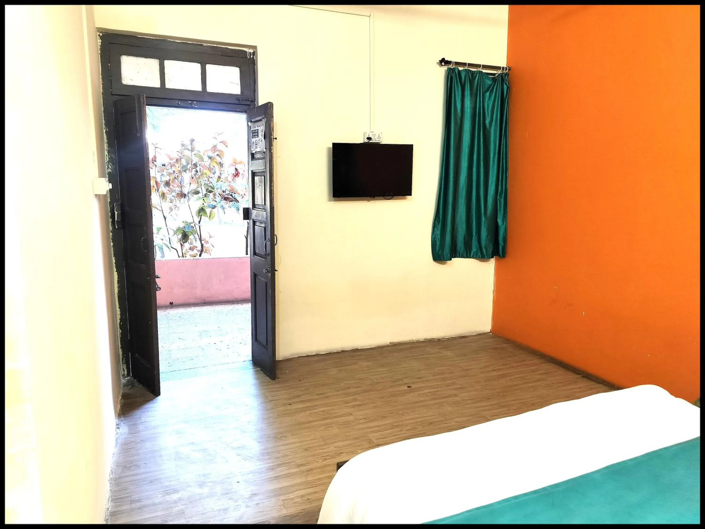 TV and multimedia, Bed in 6 CR Hotel Natraj RAILWAY STATION