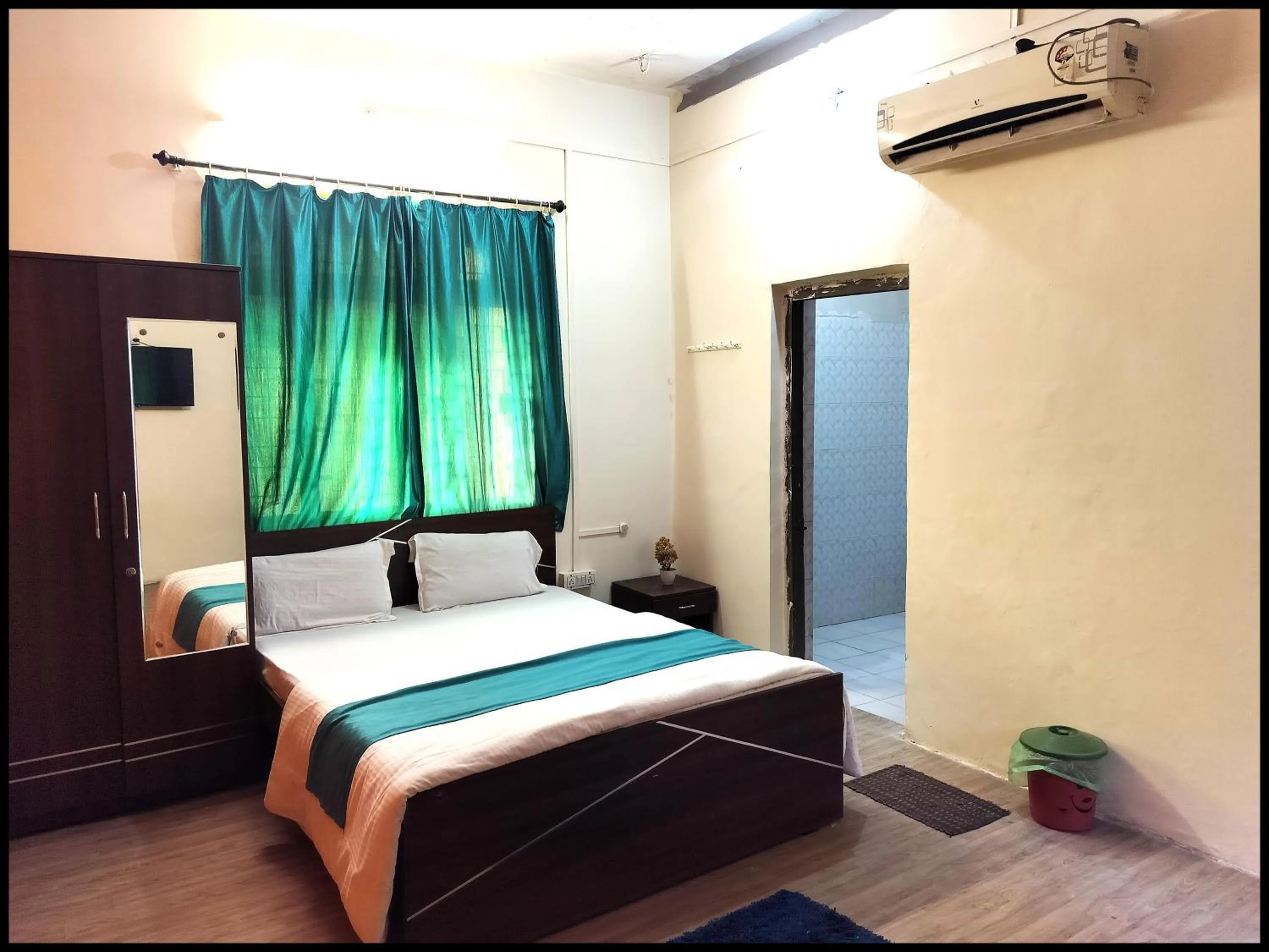 air conditioner, Bed in 6 CR Hotel Natraj RAILWAY STATION
