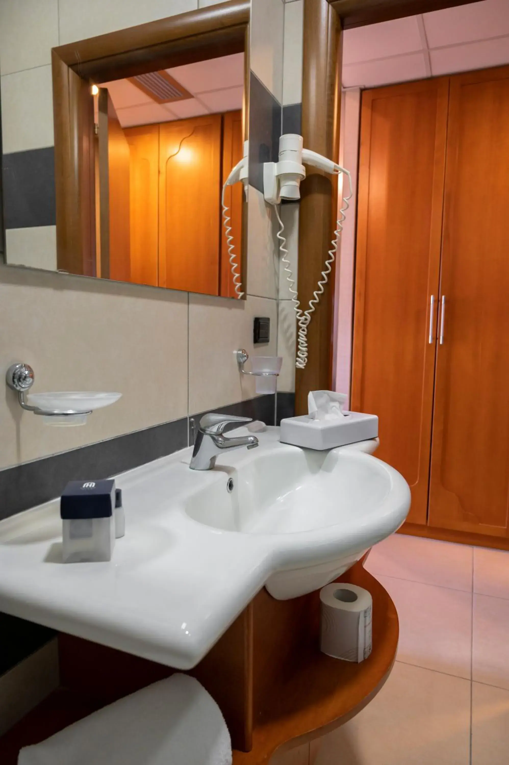 Deluxe Queen Room - Non-Smoking in Hotel Agora Sure Hotel Collection by Best Western Deluxe Queen Room - Non-Smoking in Hotel Agora Sure Hotel Collection by Best Western