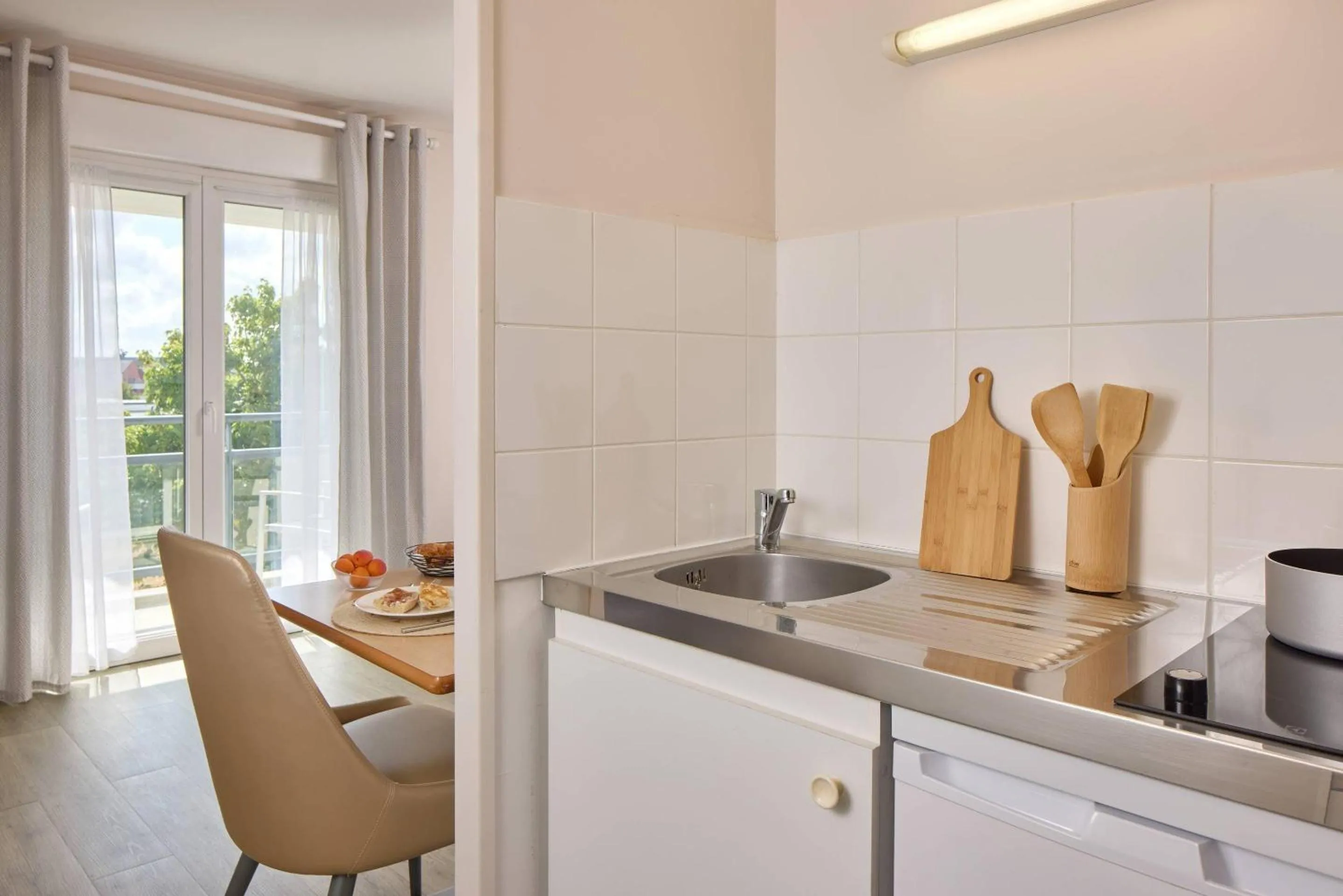 Kitchen or kitchenette in Quality Aparthotel Portes de Rennes