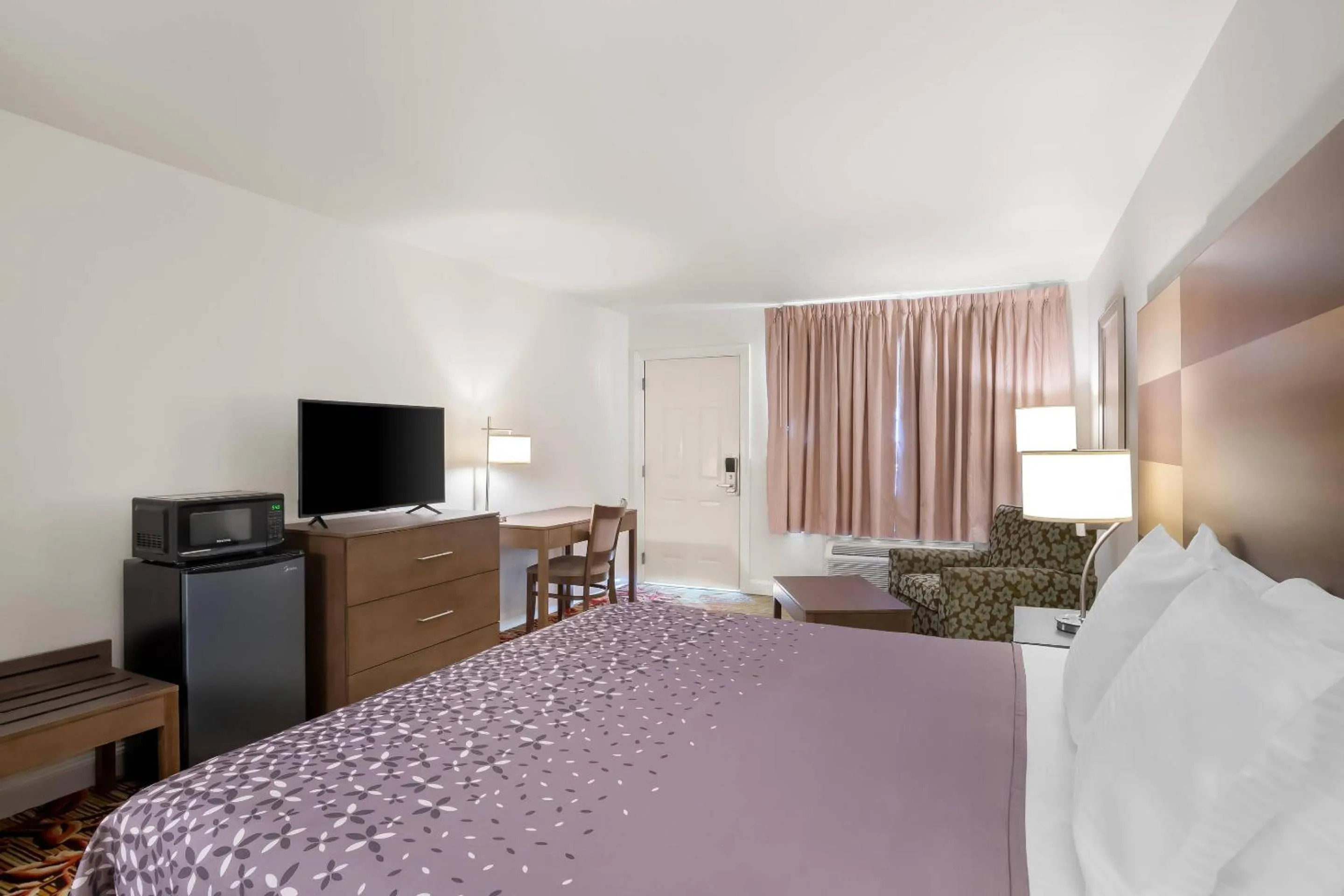 Bedroom in Rodeway Inn Garland Harbor Point
