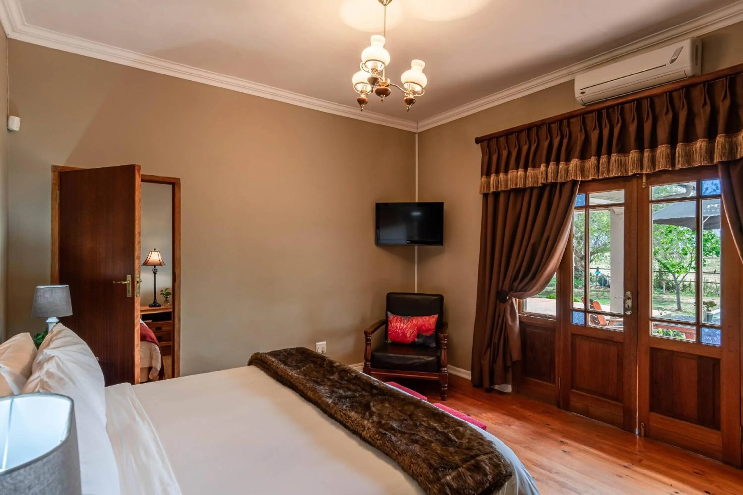 Bed in Mooiplaas Guesthouse