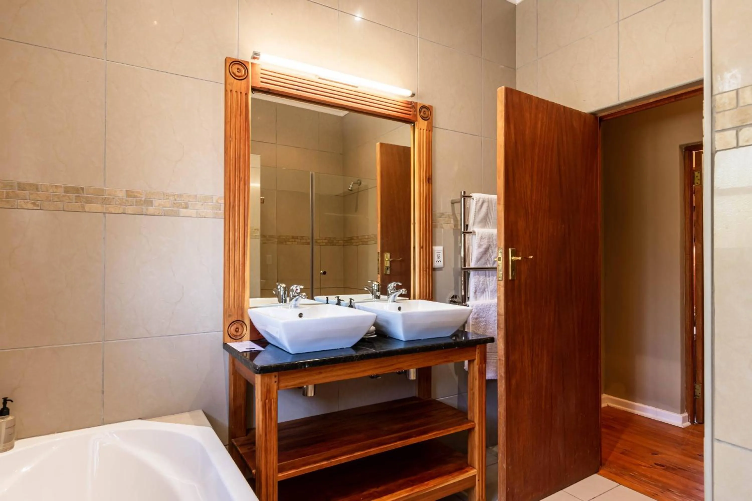 Bathroom, Bed in Mooiplaas Guesthouse