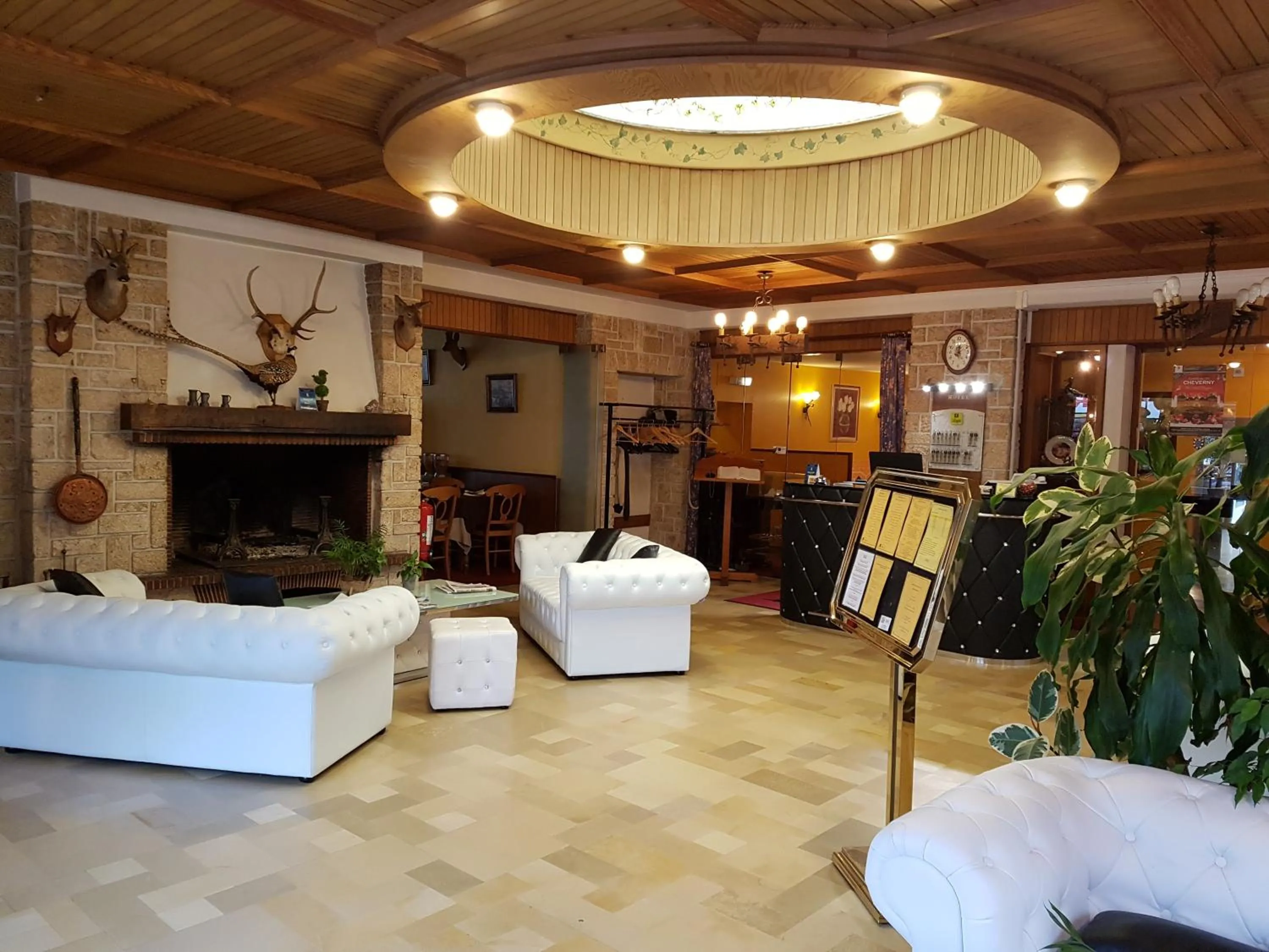 Lobby or reception in Logis Hôtel Saint-Hubert