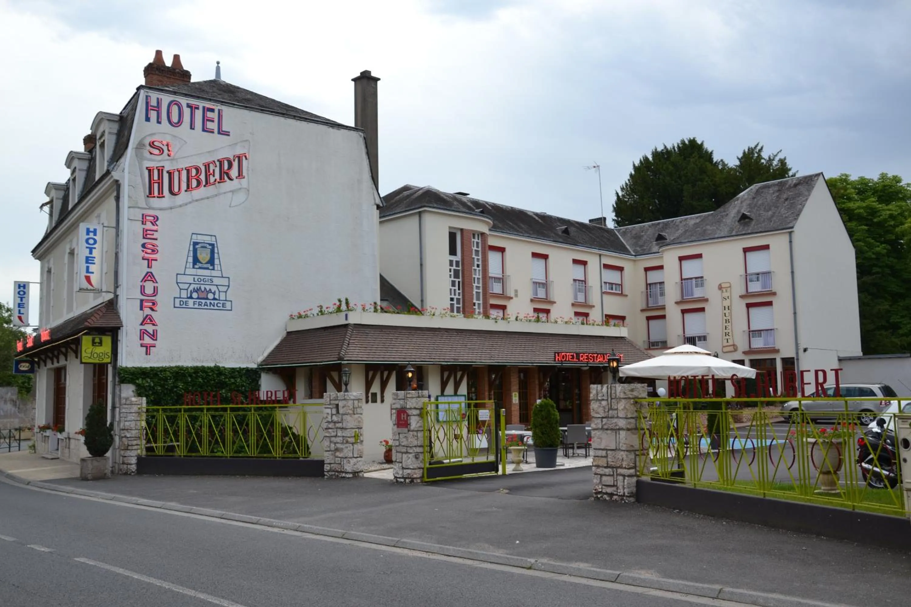 Facade/entrance in Logis Hôtel Saint-Hubert