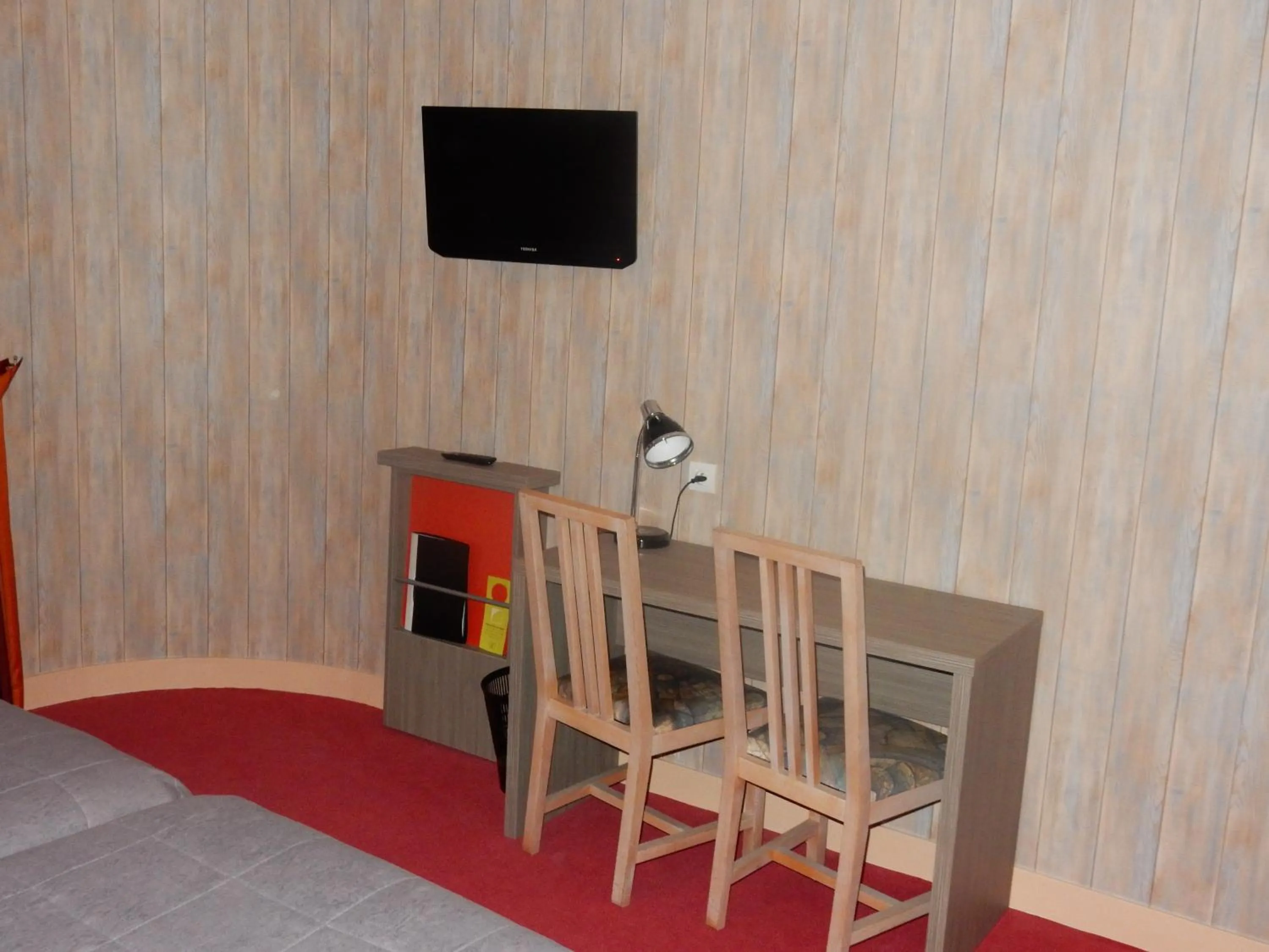 Bedroom in Logis Hôtel Saint-Hubert