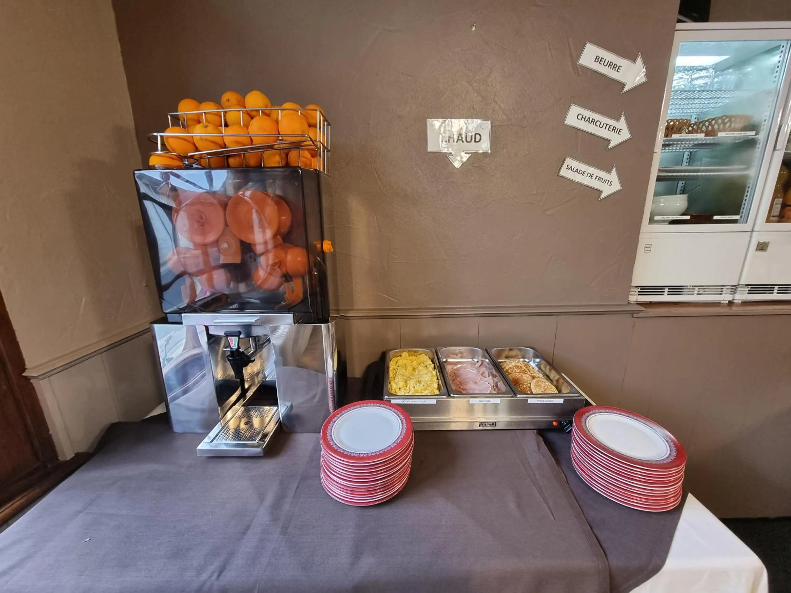 Continental breakfast in Logis Hôtel Saint-Hubert