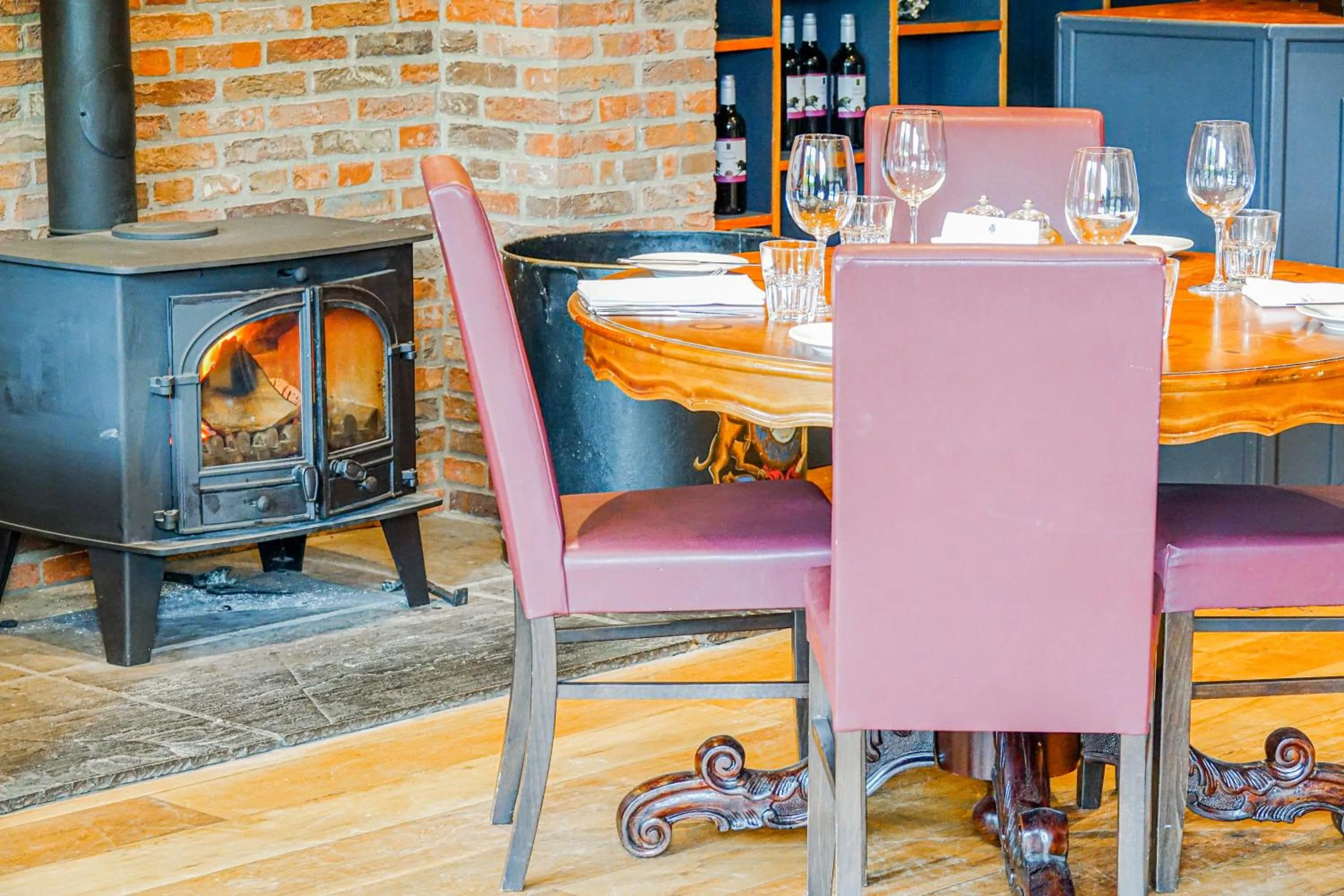 Dining area in Oak Tree Inn