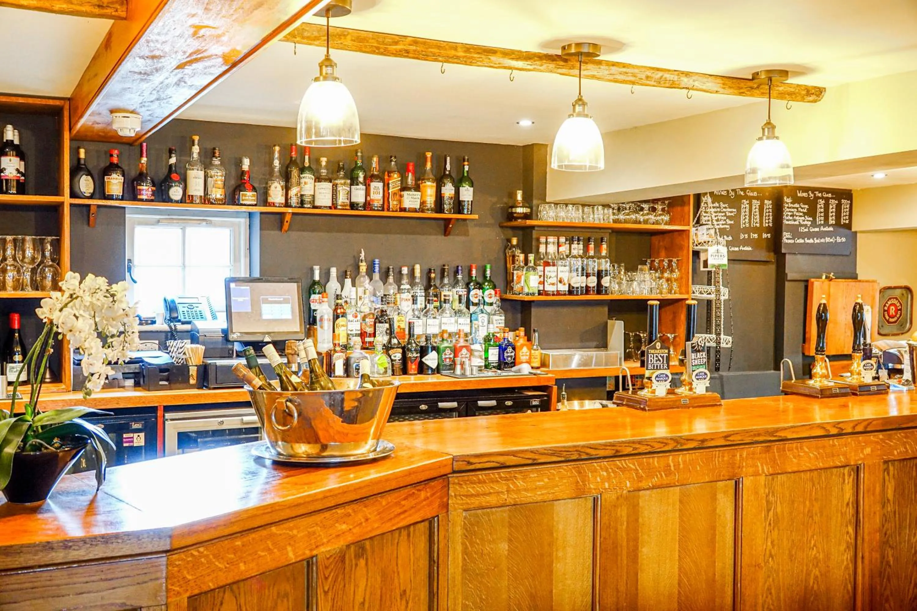 Lounge or bar in Oak Tree Inn