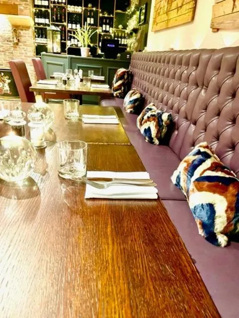 Restaurant/places to eat in Oak Tree Inn