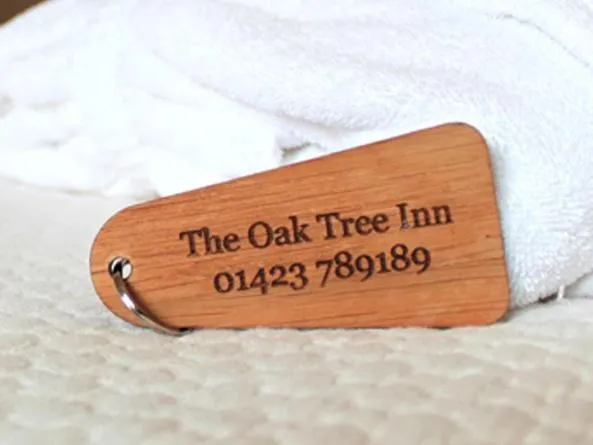 Bedroom, Bed in Oak Tree Inn