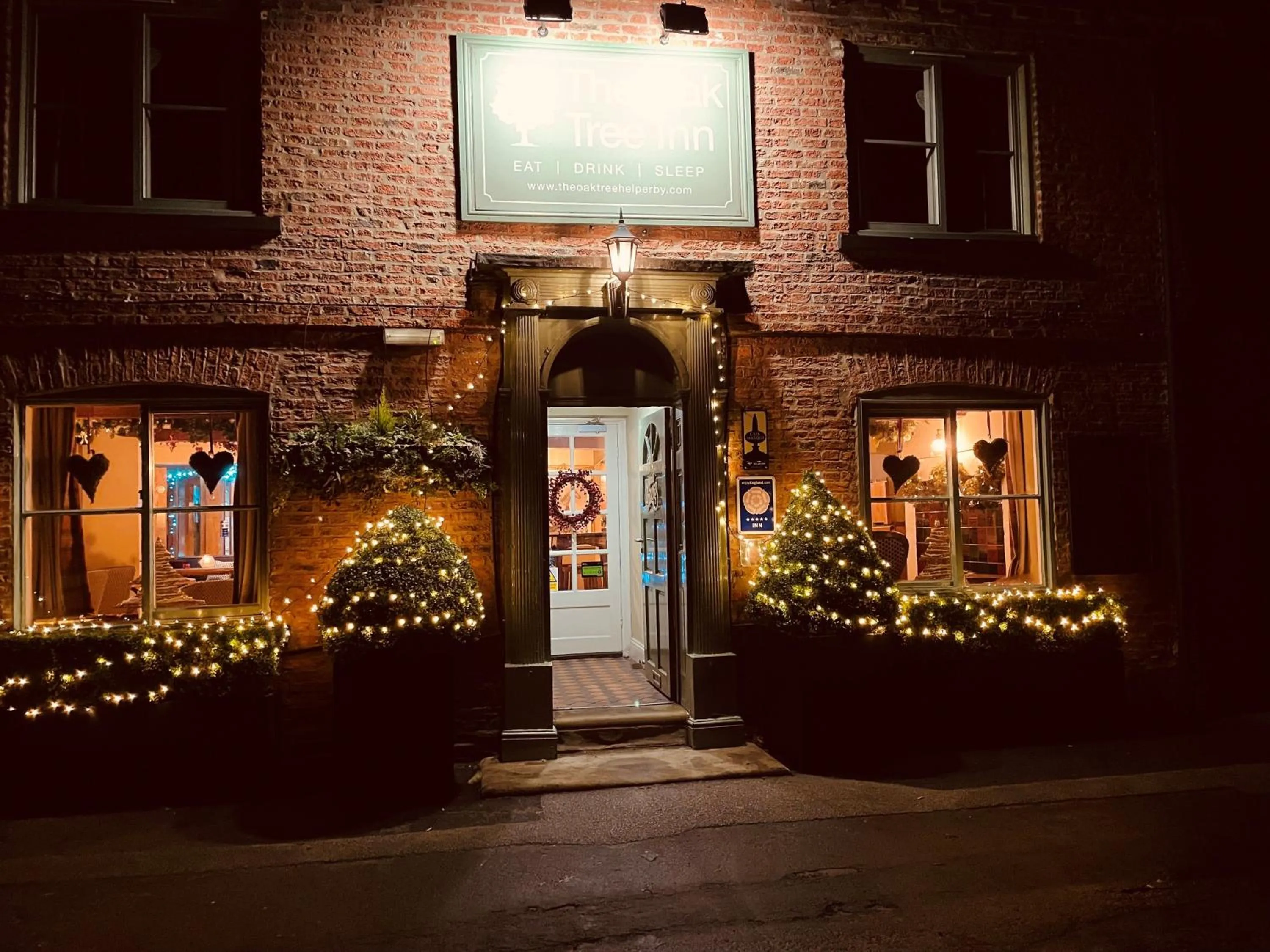 Facade/entrance in Oak Tree Inn