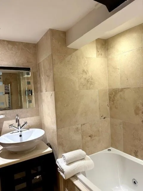 Bathroom in Oak Tree Inn