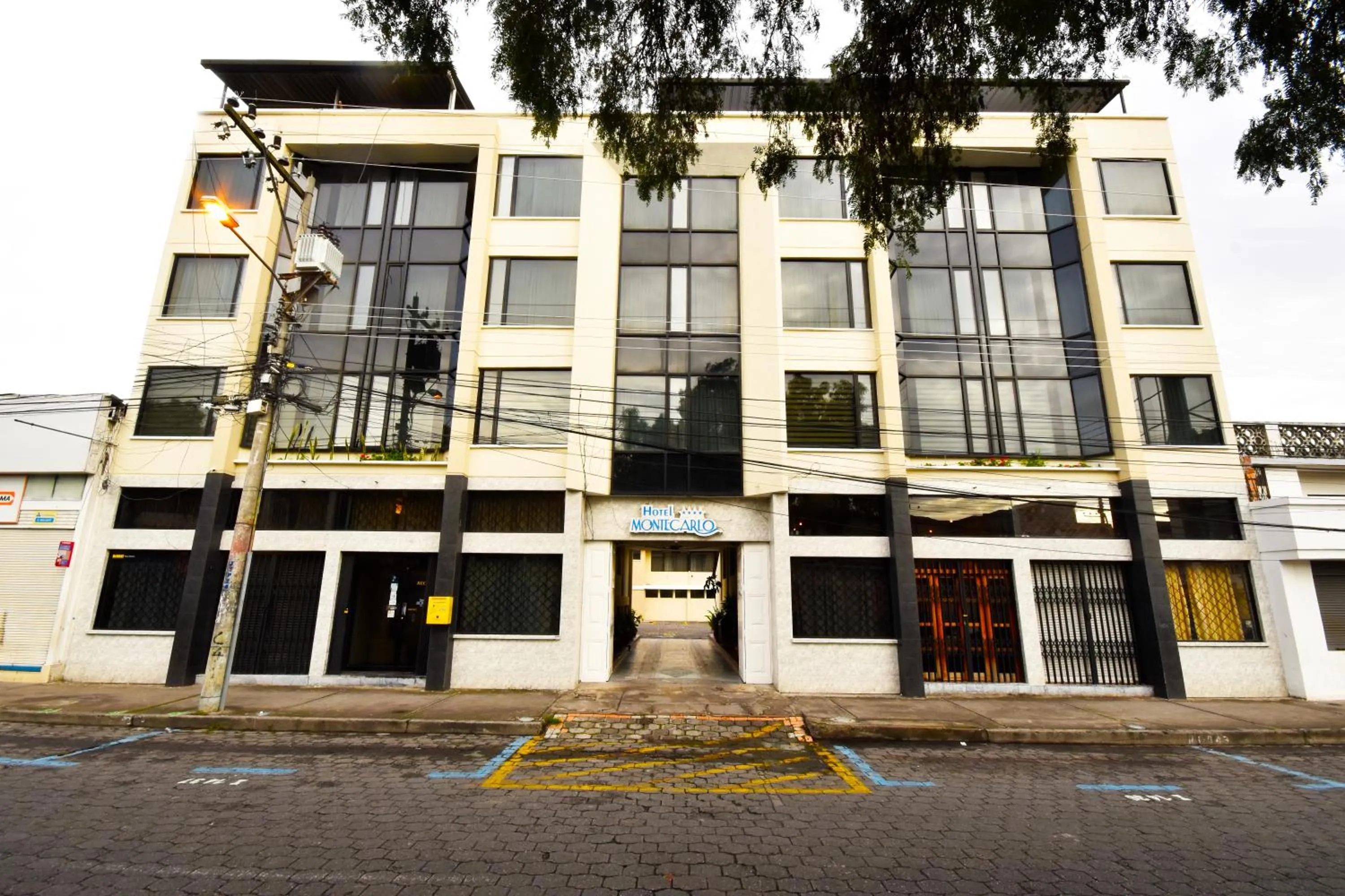 Facade/entrance in Hotel Montecarlo