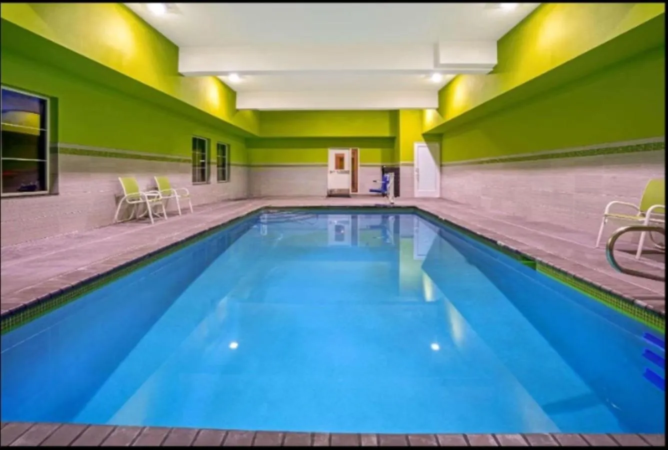 Swimming pool in La Quinta by Wyndham Tumwater - Olympia