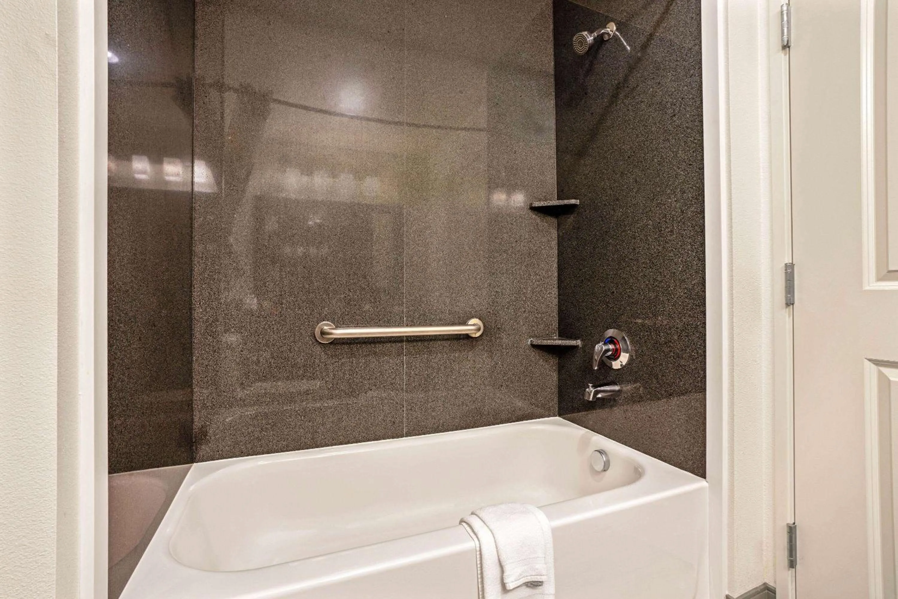 Bathroom in La Quinta by Wyndham Tumwater - Olympia