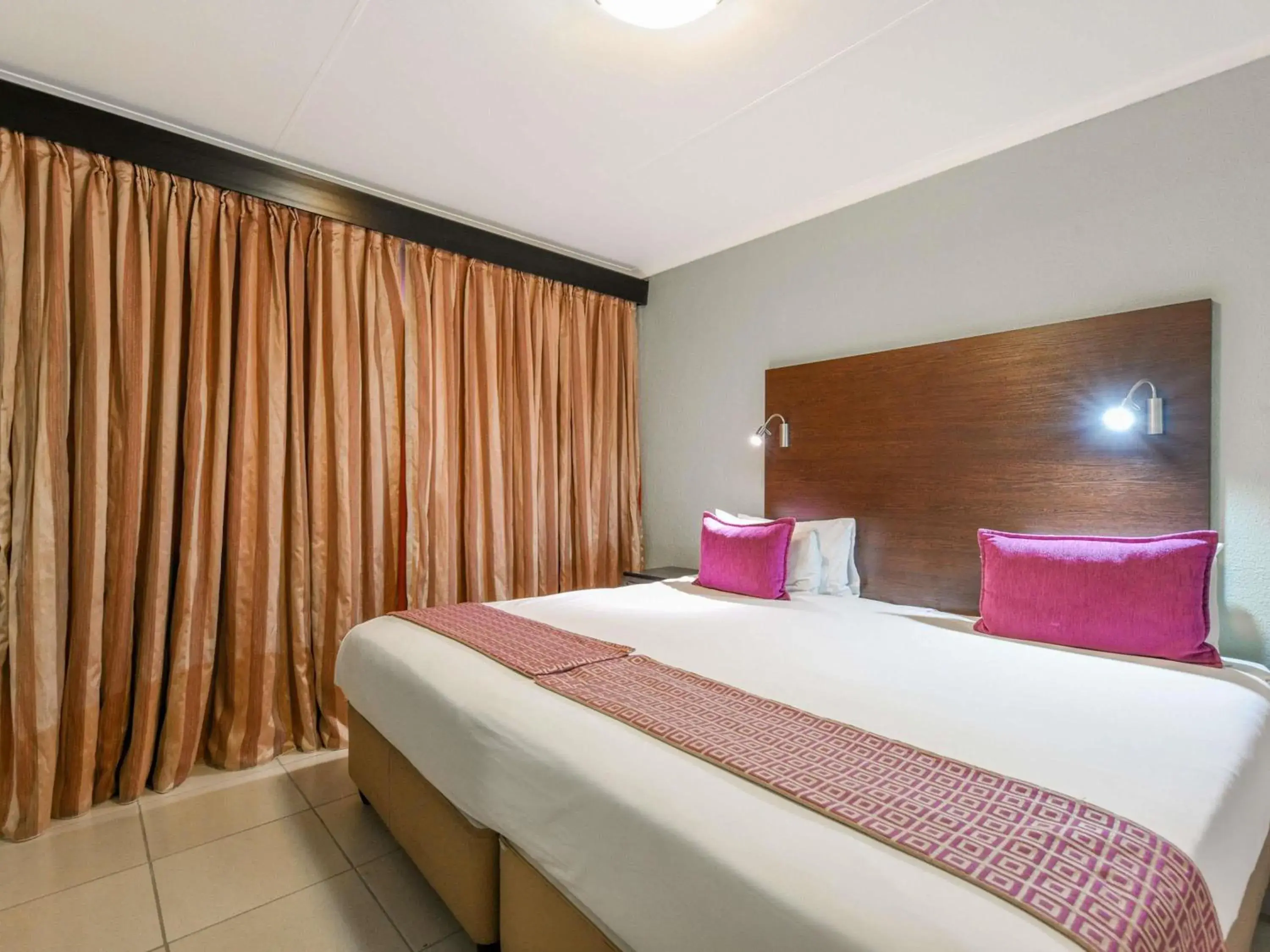 Bedroom, Bed in Mercure Hotel Nelspruit Bedroom, Bed in Mercure Hotel Nelspruit