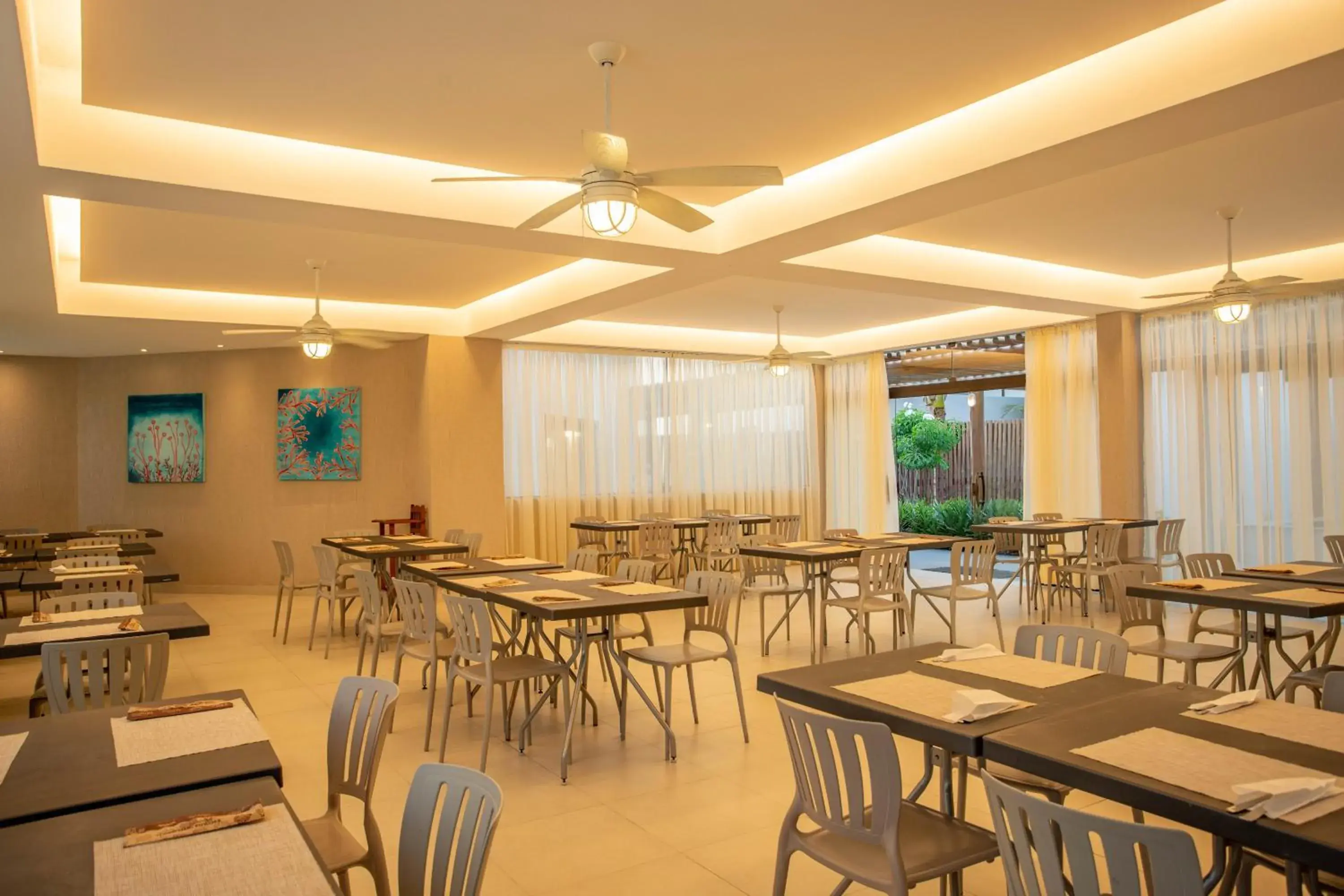 Restaurant/places to eat in Tabaobí Smart Hotel Restaurant/places to eat in Tabaobí Smart Hotel