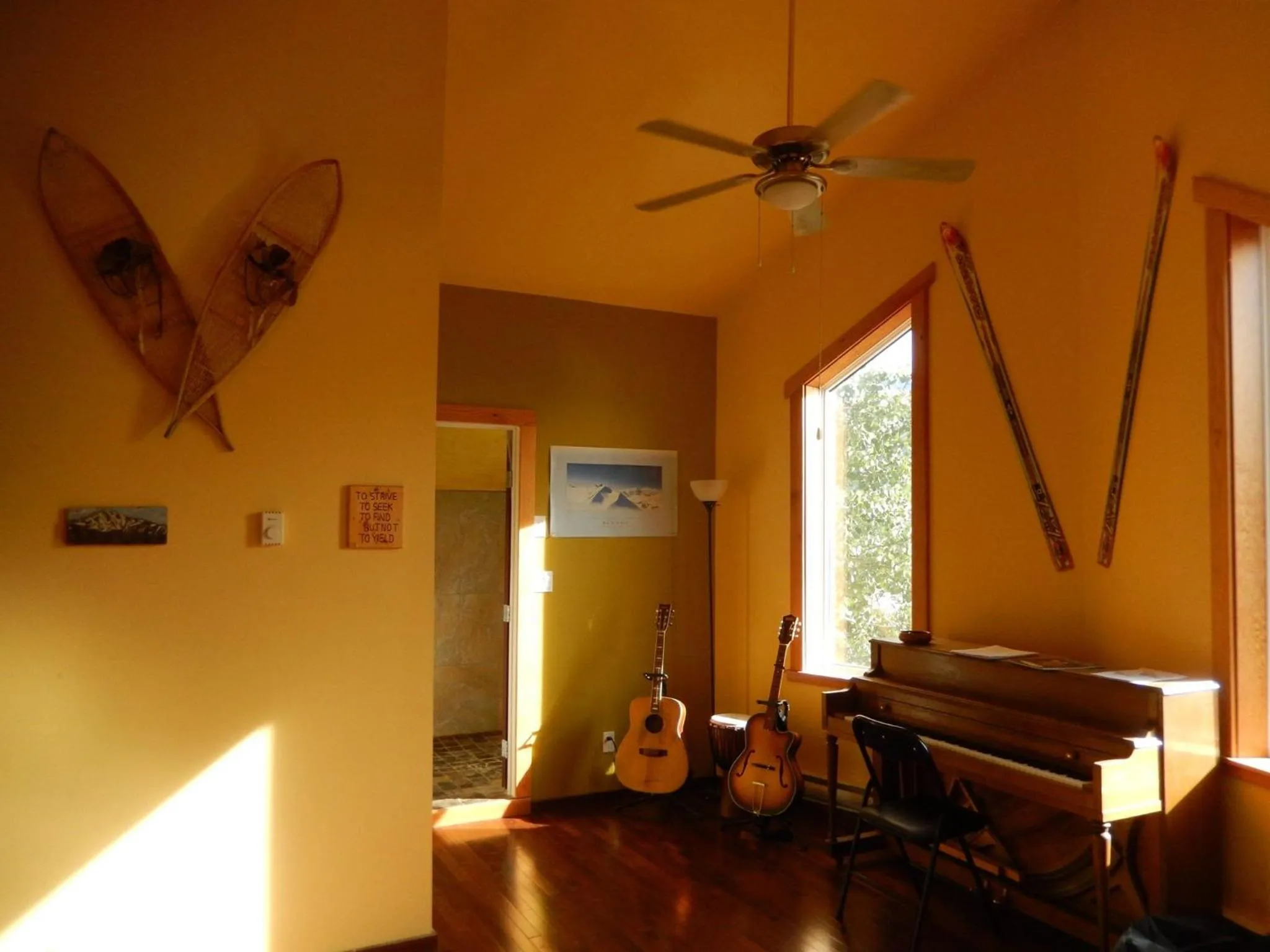 Communal lounge/ TV room in Wanderer's Inn Backpackers Hostel