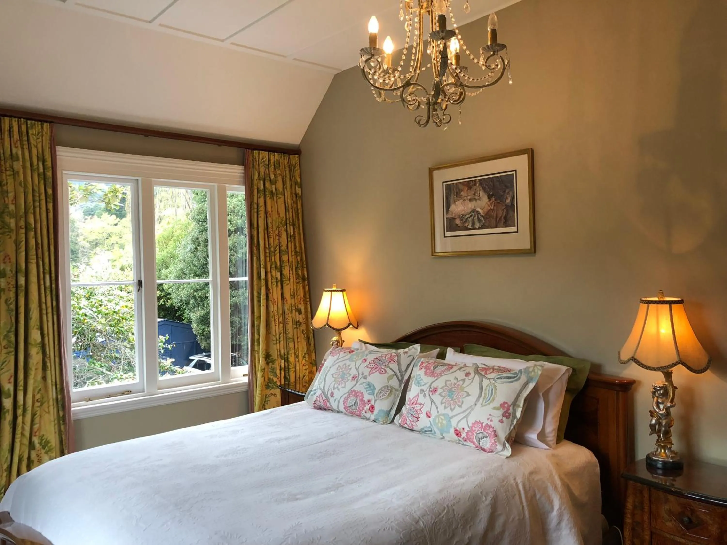 Deluxe Queen Room with Garden View in Beaufort House Akaroa