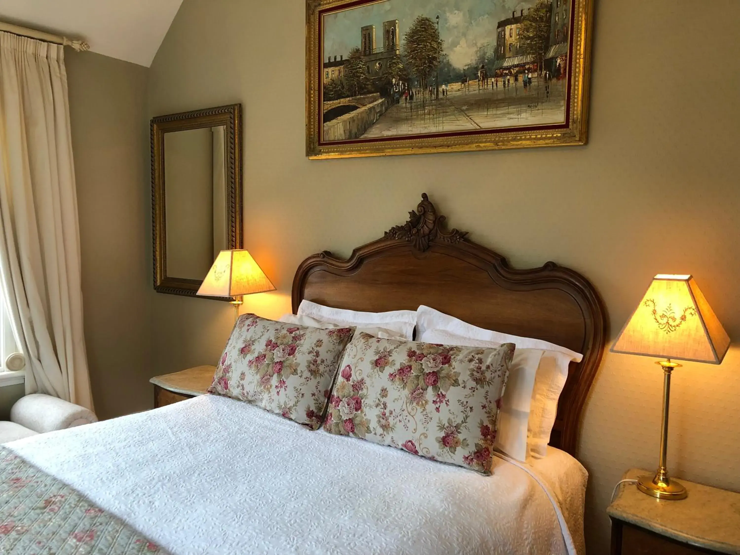 Deluxe Queen Room with Bath in Beaufort House Akaroa Deluxe Queen Room with Bath in Beaufort House Akaroa