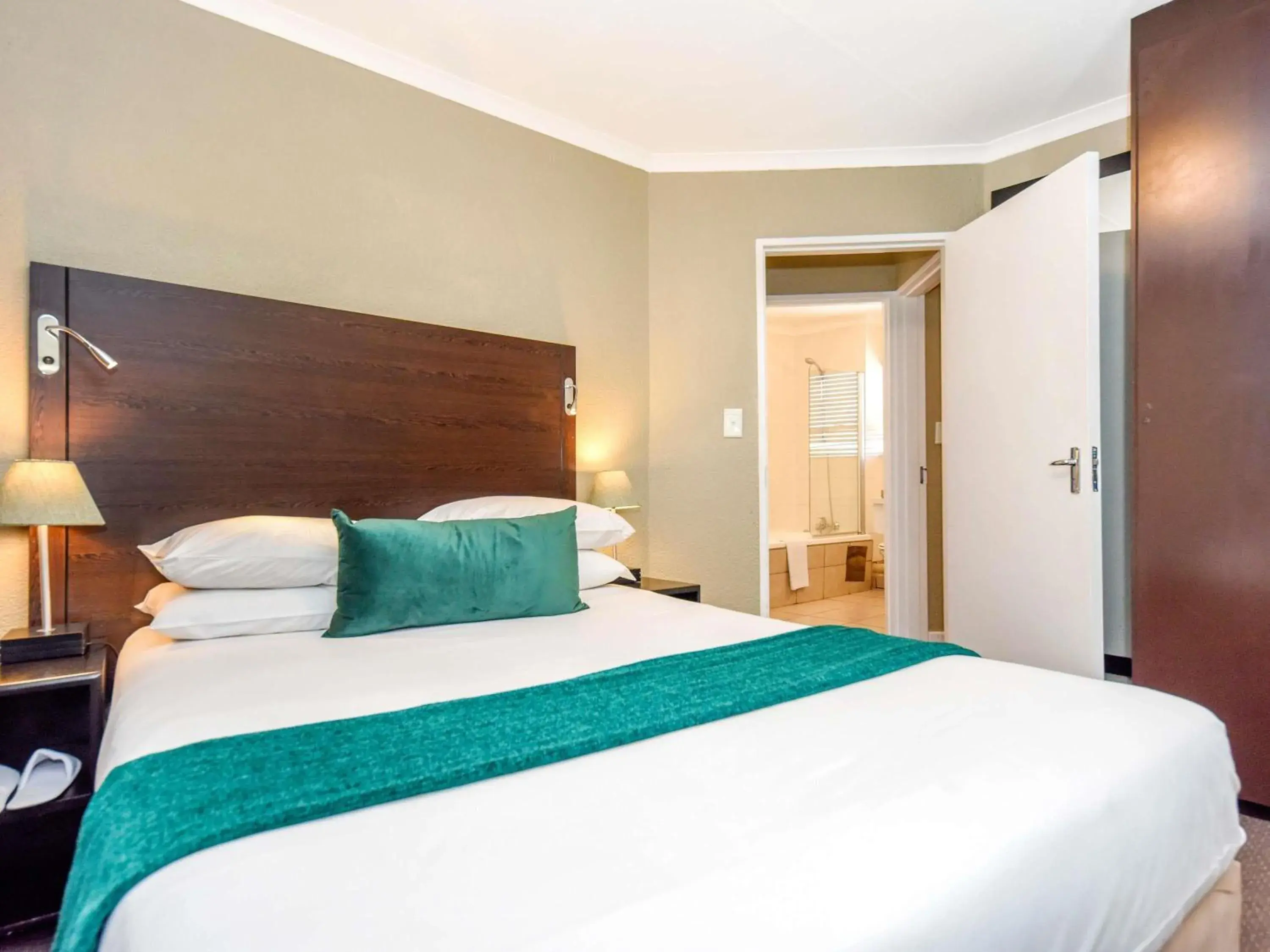 Bedroom, Bed in Mercure Hotel Bedfordview Bedroom, Bed in Mercure Hotel Bedfordview