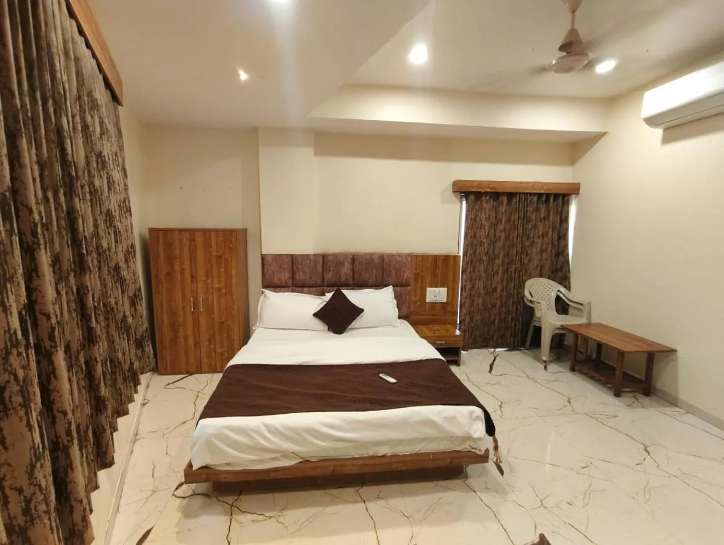 Bed in Hotel Signature