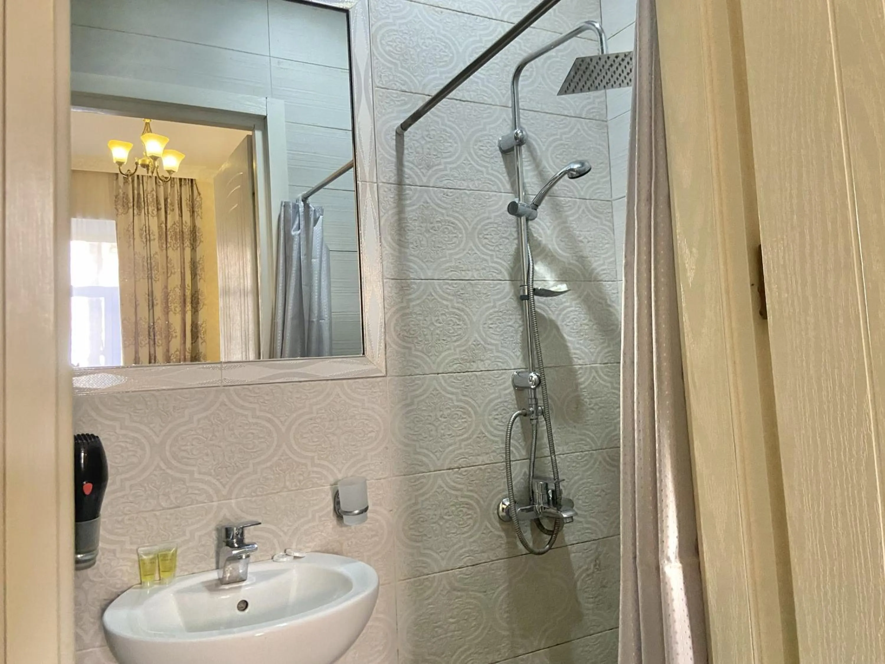 Shower in Old Tbilisi Apart-Hotel