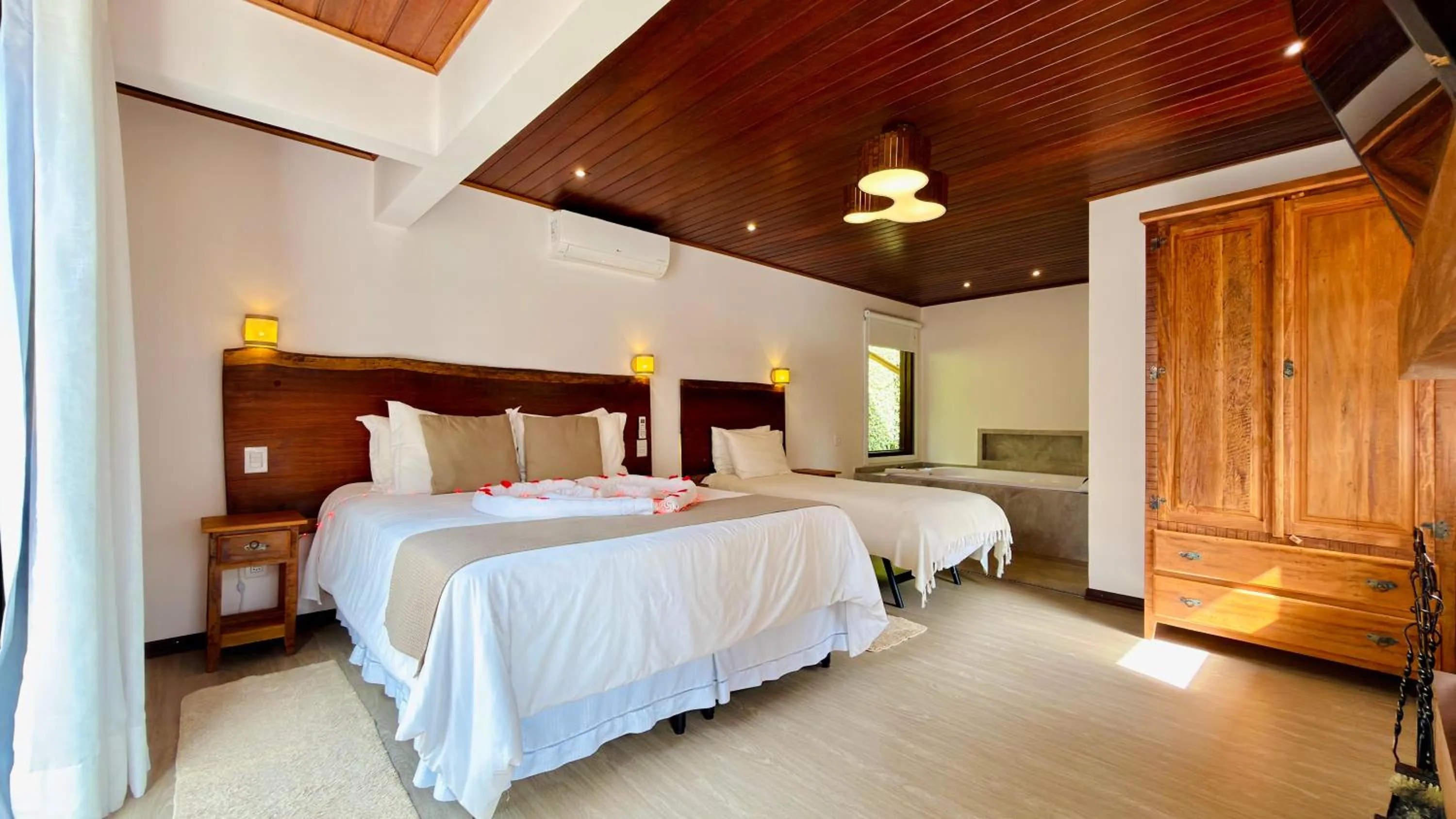 Photo of the whole room, Bed in Chalés Leopoldo em Monte Verde