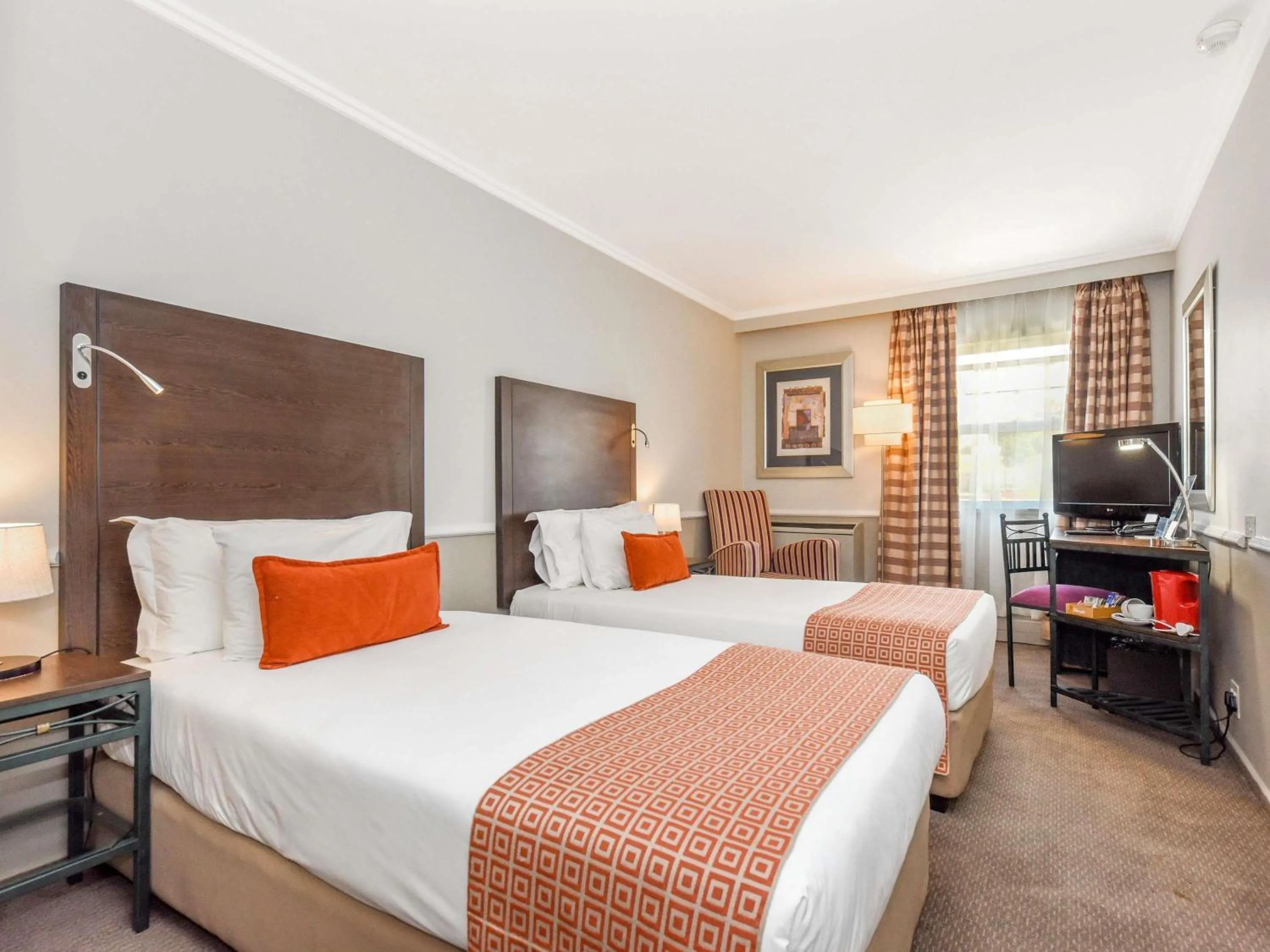 Bedroom, Bed in Mercure Johannesburg Randburg