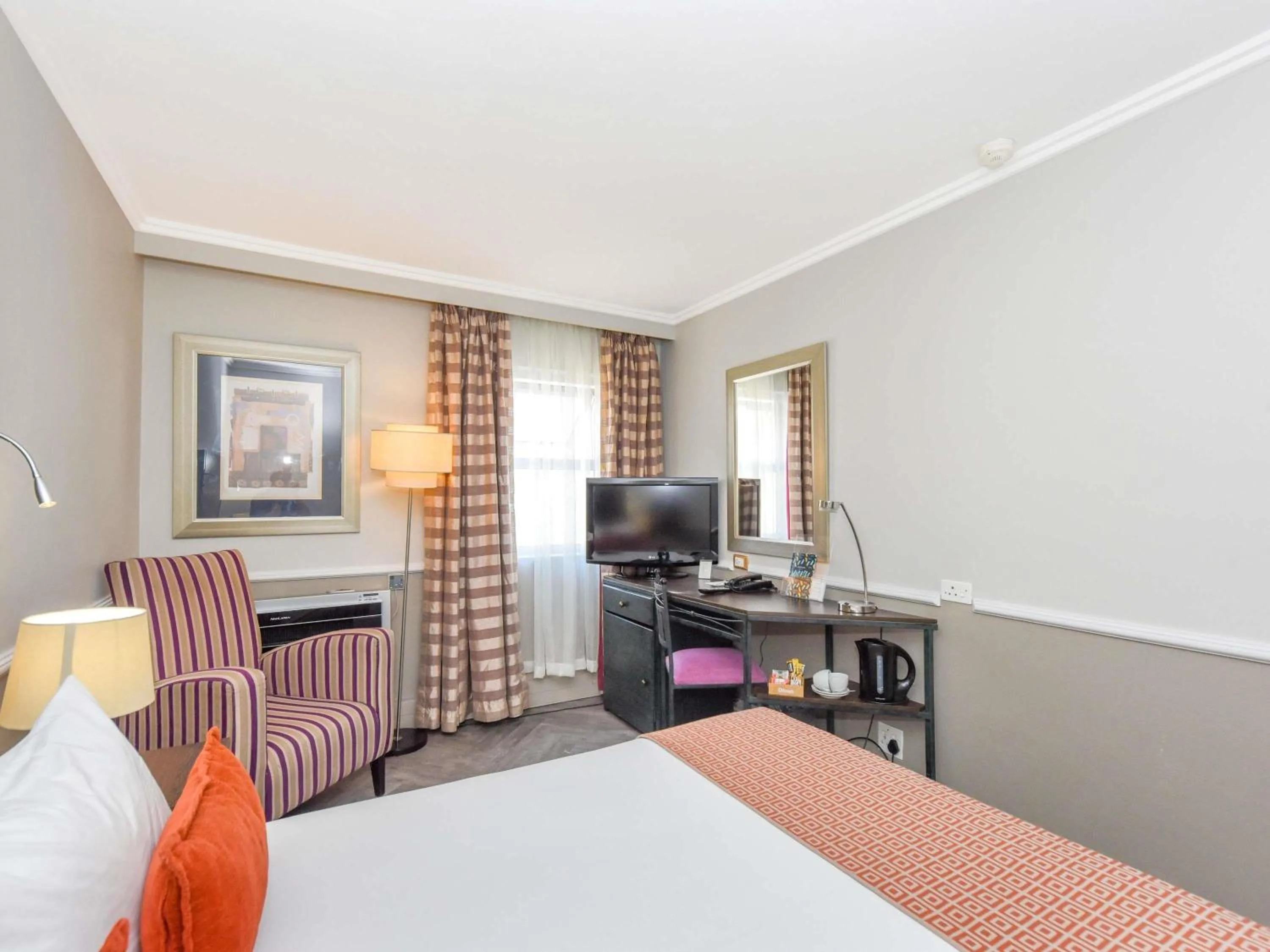 Bedroom, Bed in Mercure Johannesburg Randburg