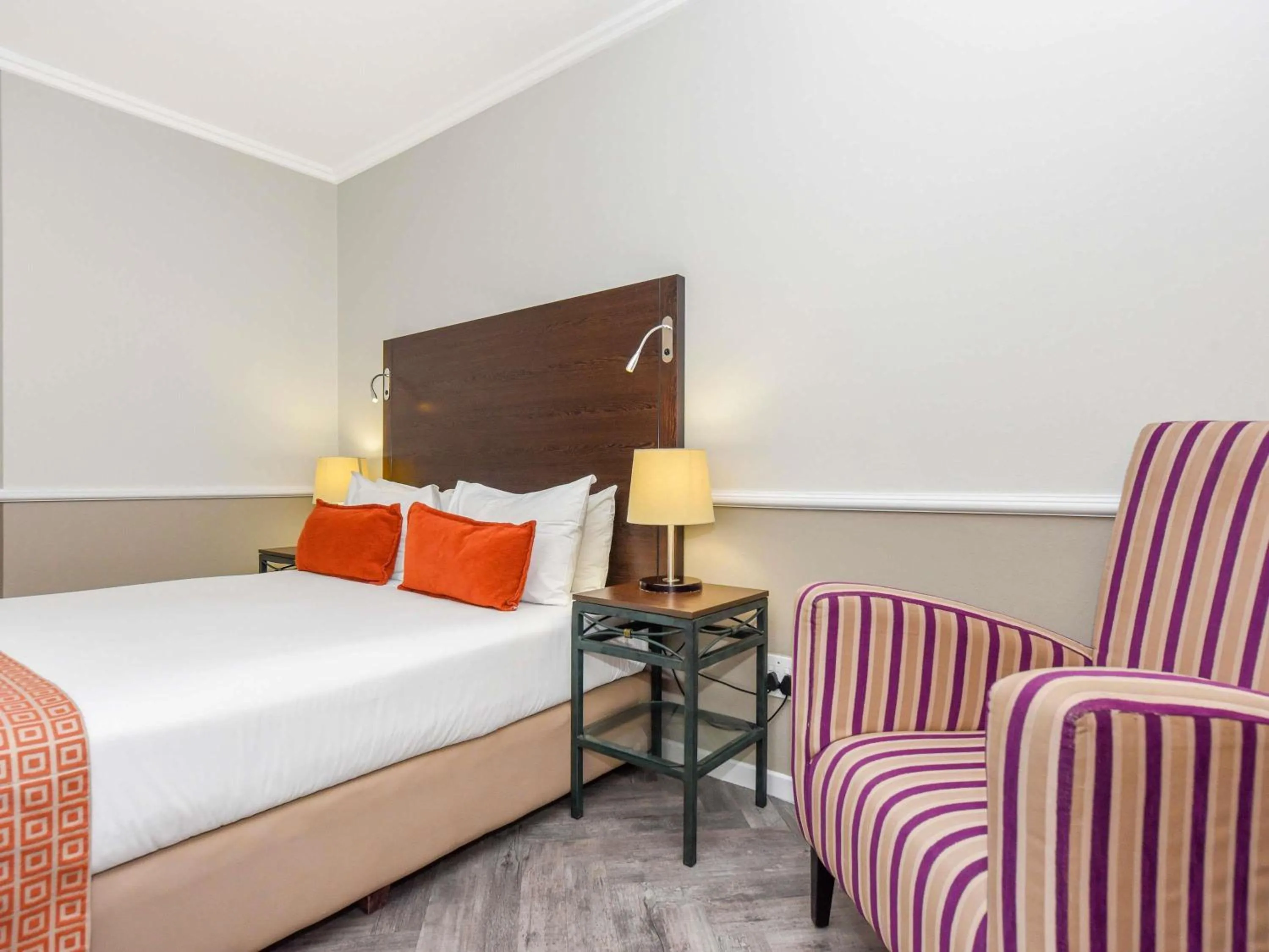 Bedroom, Bed in Mercure Johannesburg Randburg