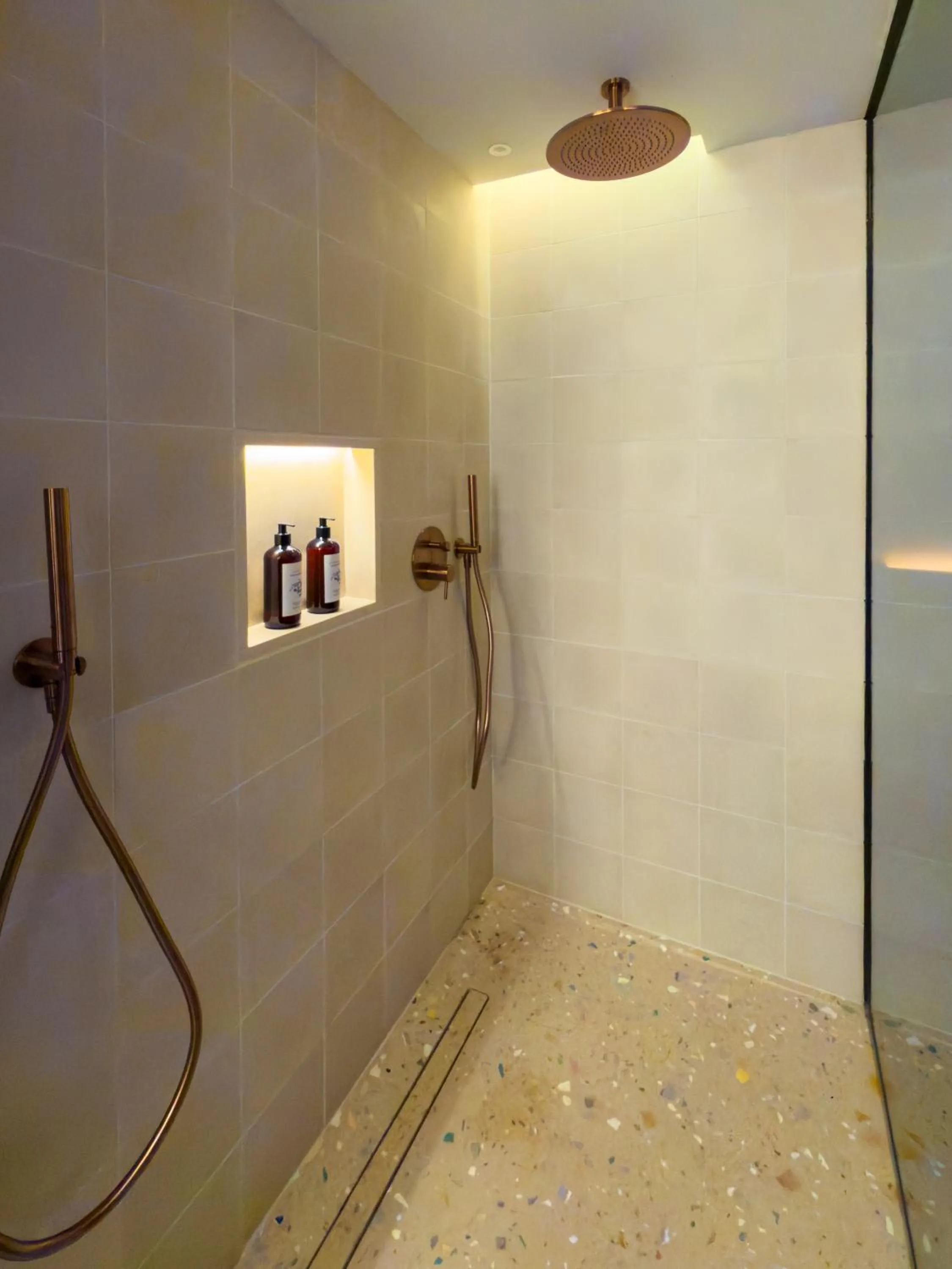 Shower in Terreno Barrio Hotel
