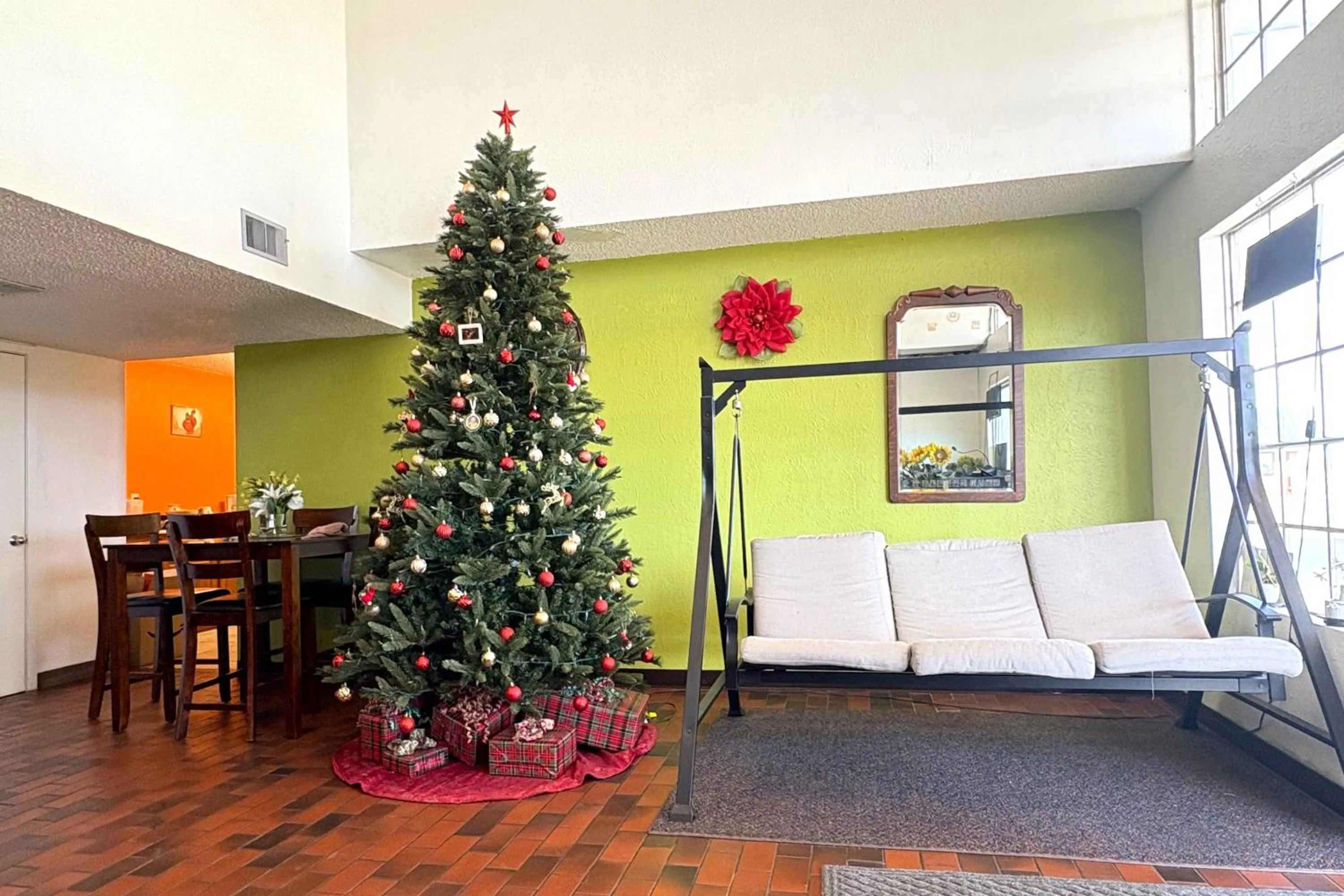Seating area in Chaparral Motel Victoria TX, Hwy 59