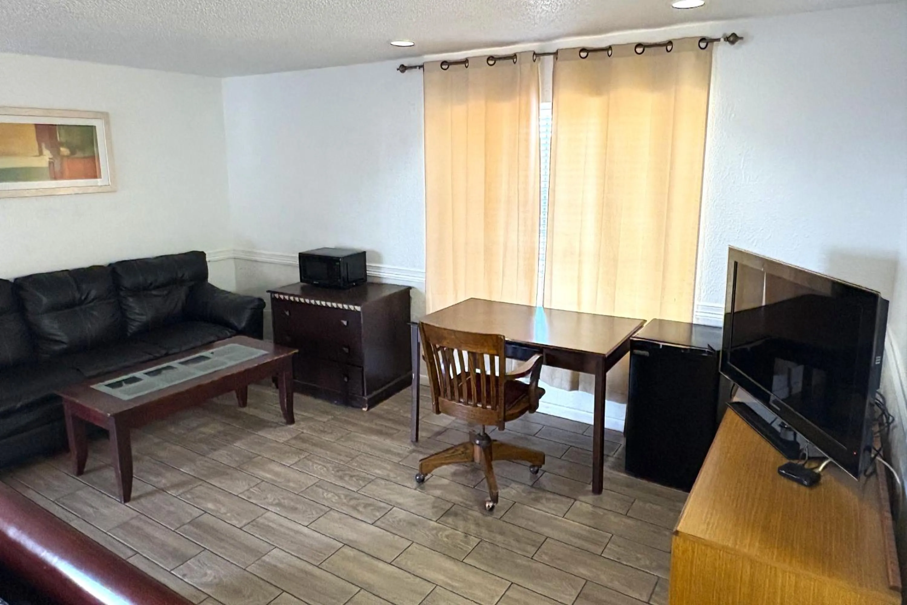 Seating area in Chaparral Motel Victoria TX, Hwy 59