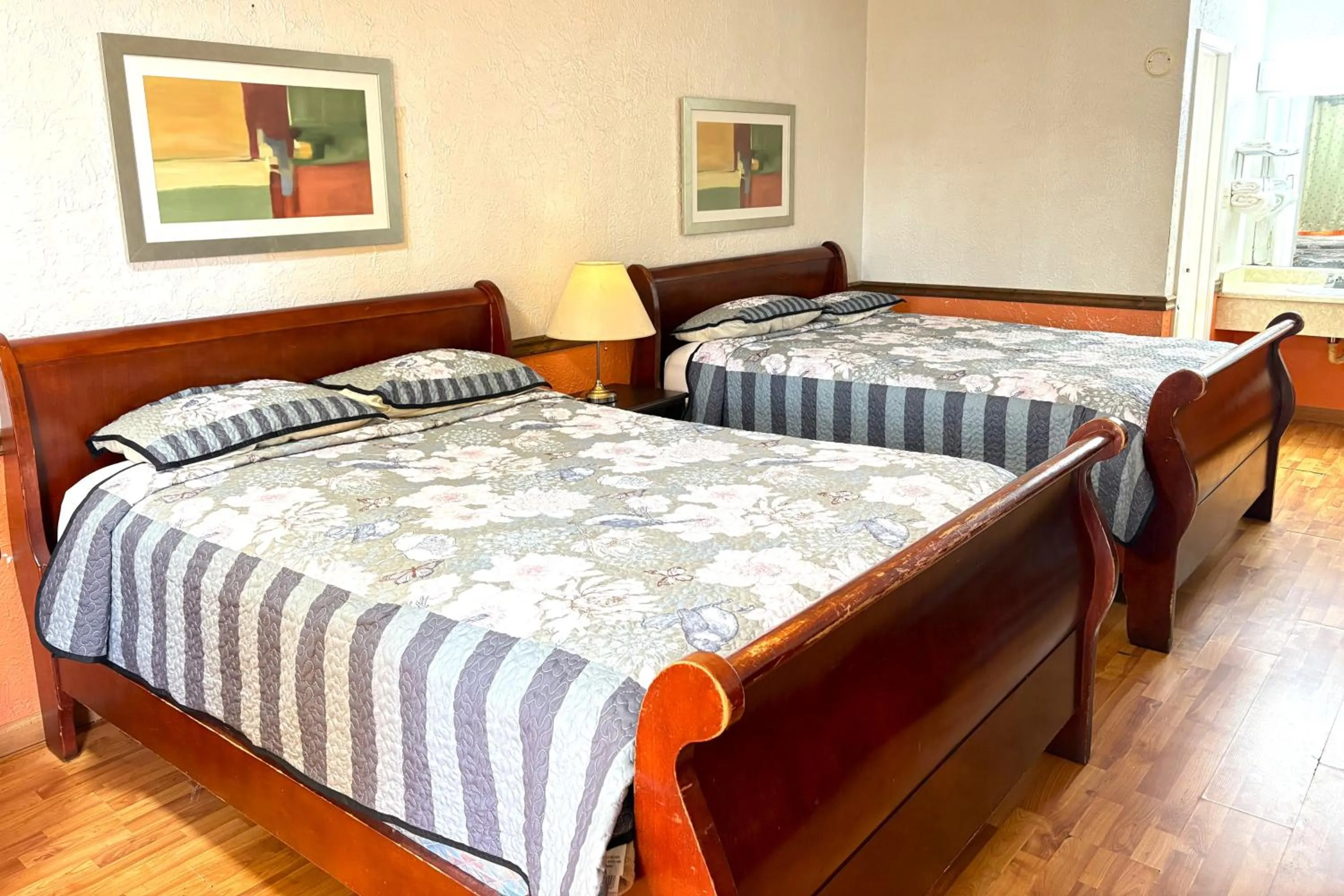 Bedroom, Bed in Chaparral Motel Victoria TX, Hwy 59