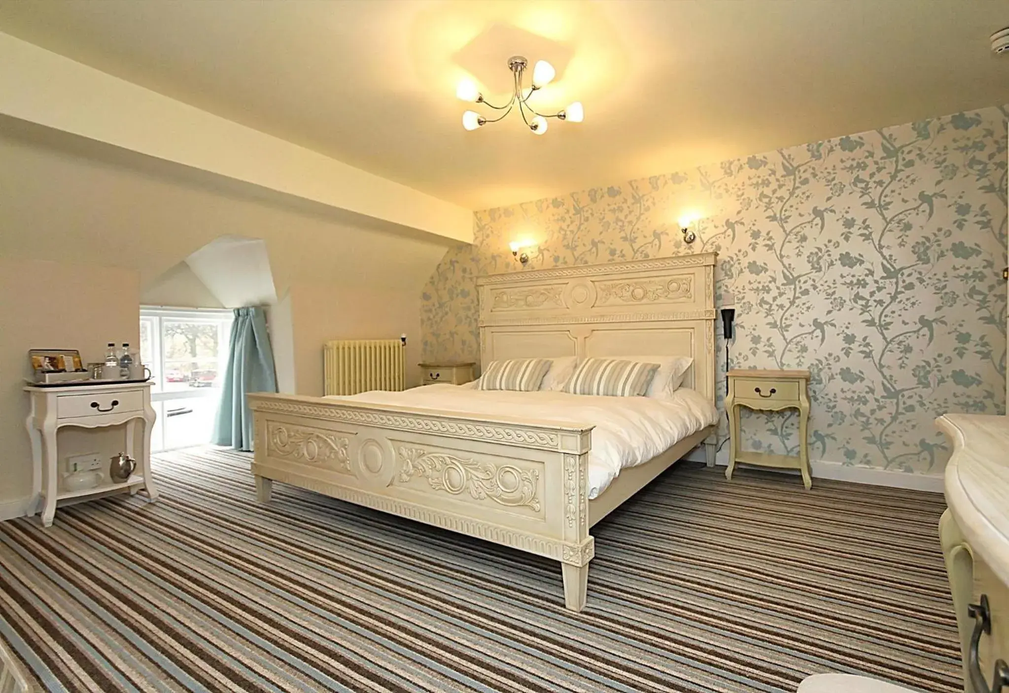 Photo of the whole room, Bed in The Hand at Llanarmon Photo of the whole room, Bed in The Hand at Llanarmon