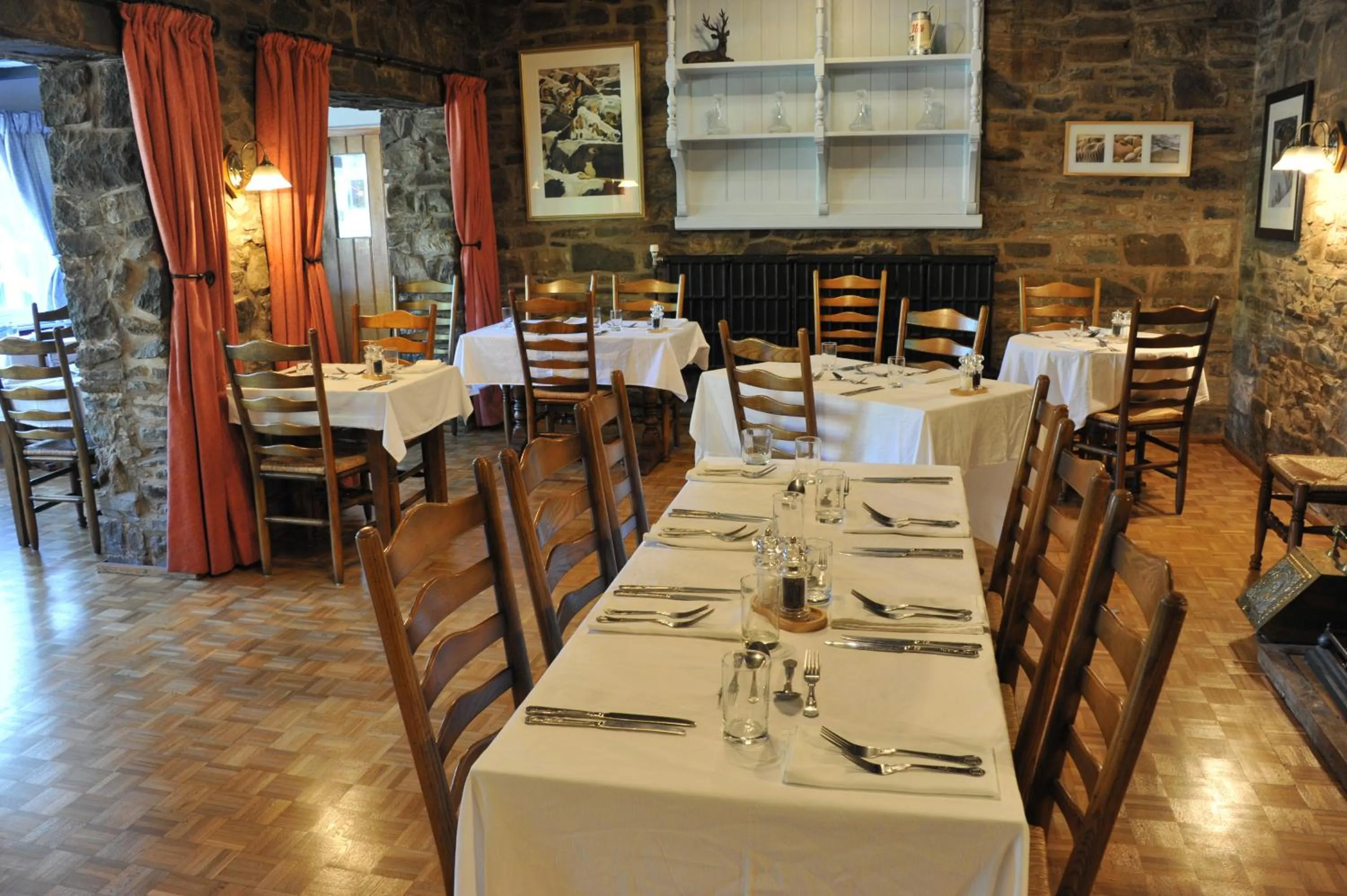 Restaurant/places to eat in The Hand at Llanarmon