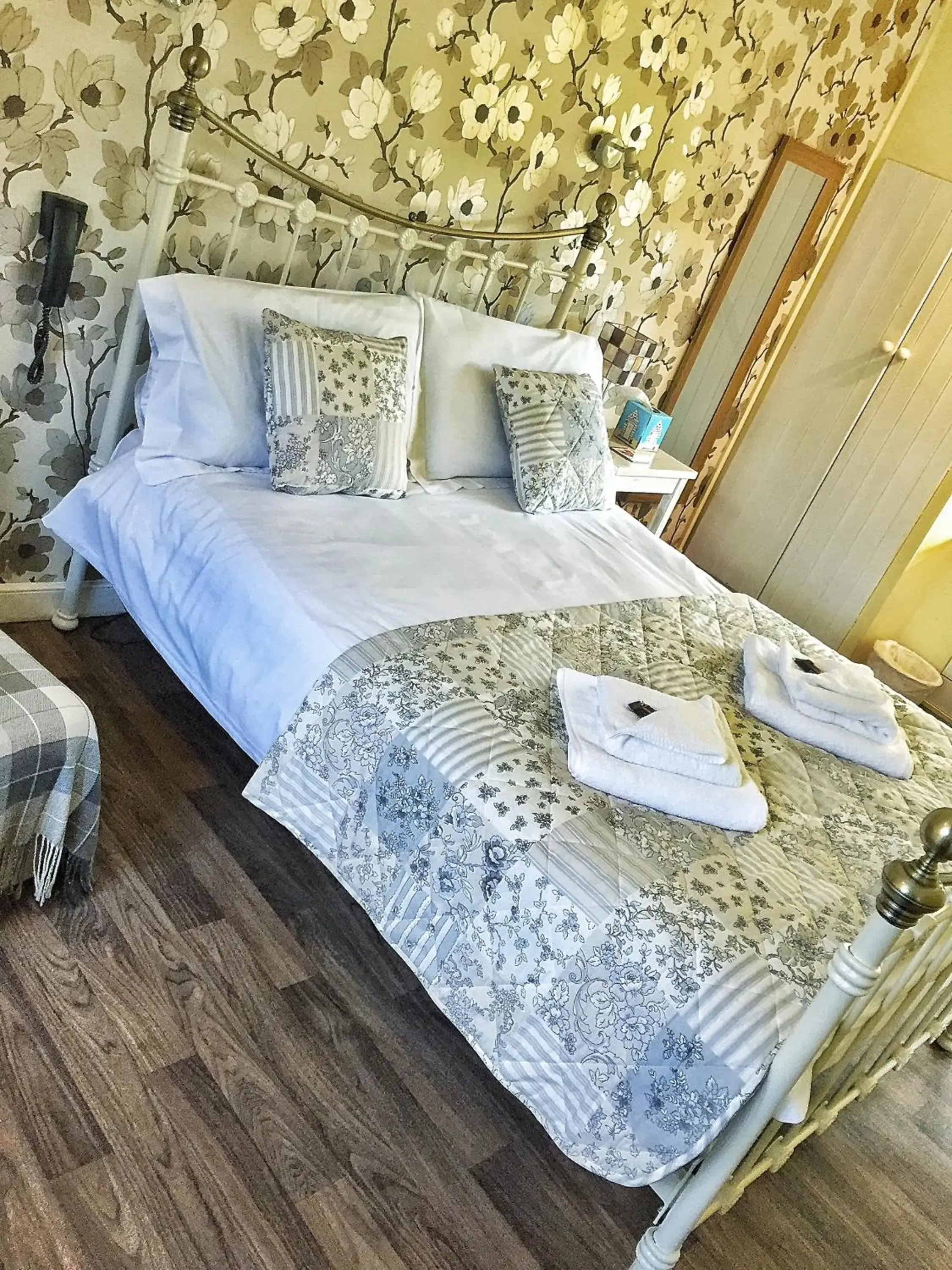 Photo of the whole room, Bed in The Hand at Llanarmon Photo of the whole room, Bed in The Hand at Llanarmon