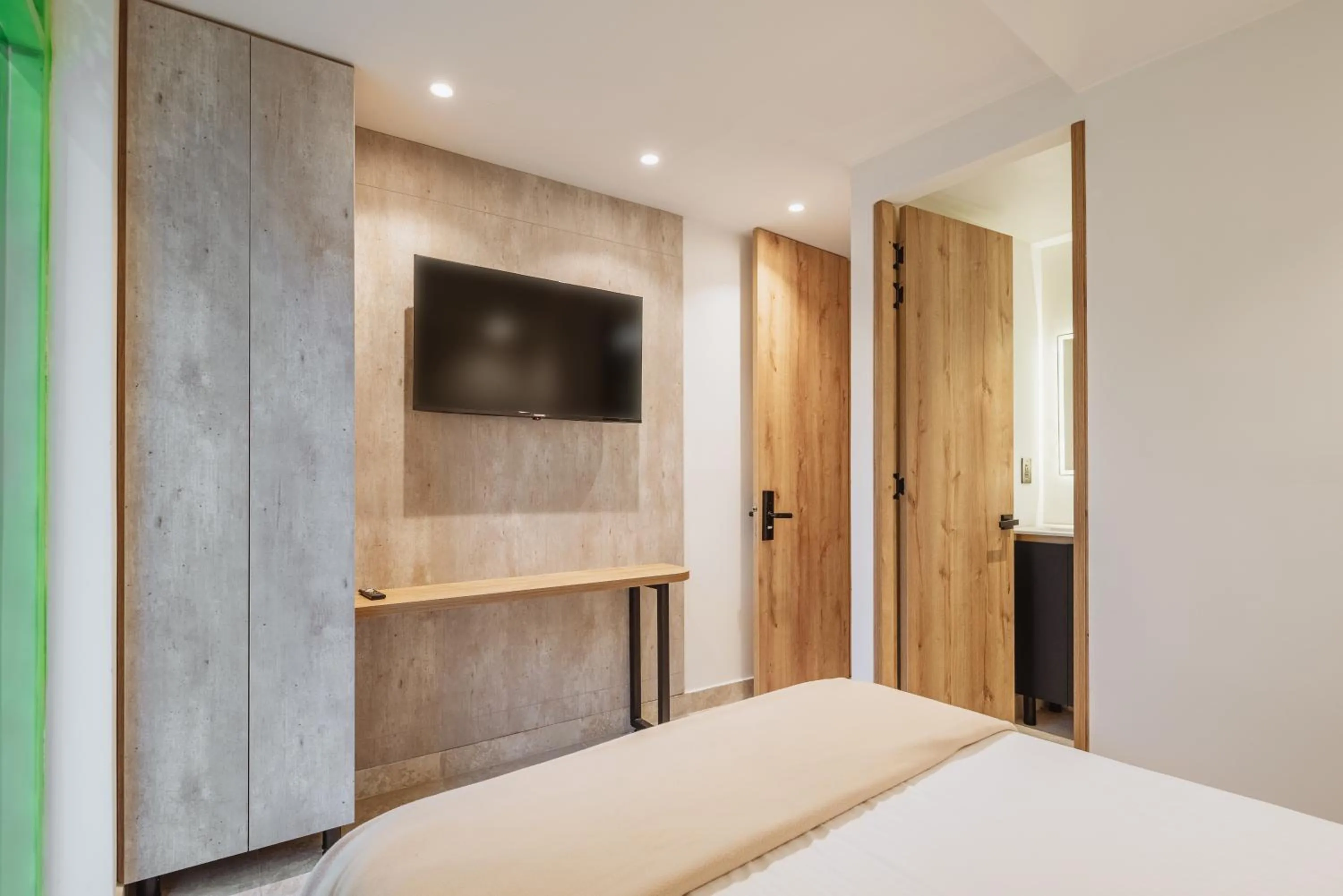 Communal lounge/ TV room, Bed in Green House Hotel