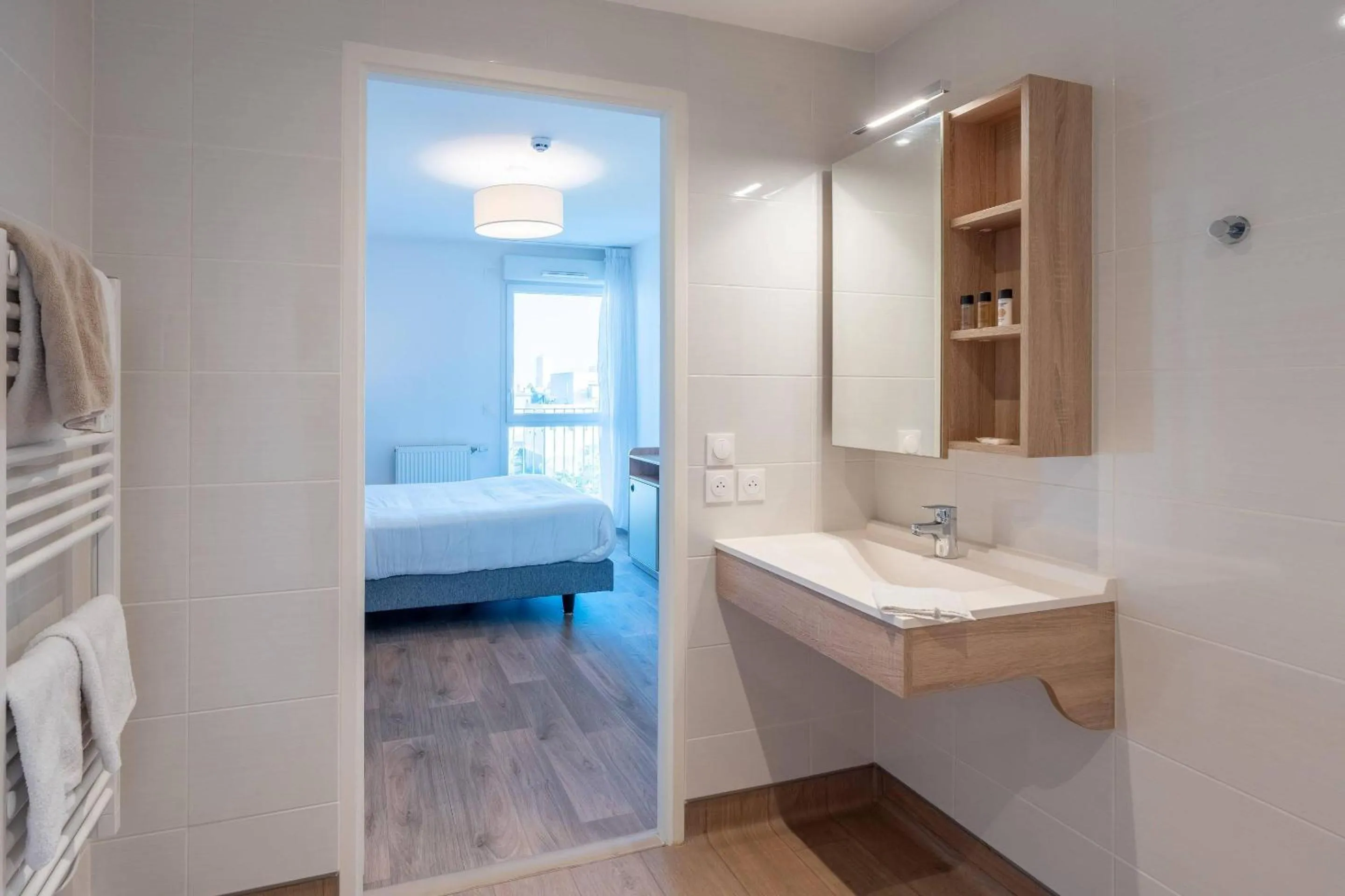 Bathroom, Bed in Quality Aparthotel Choisy Orly Airport