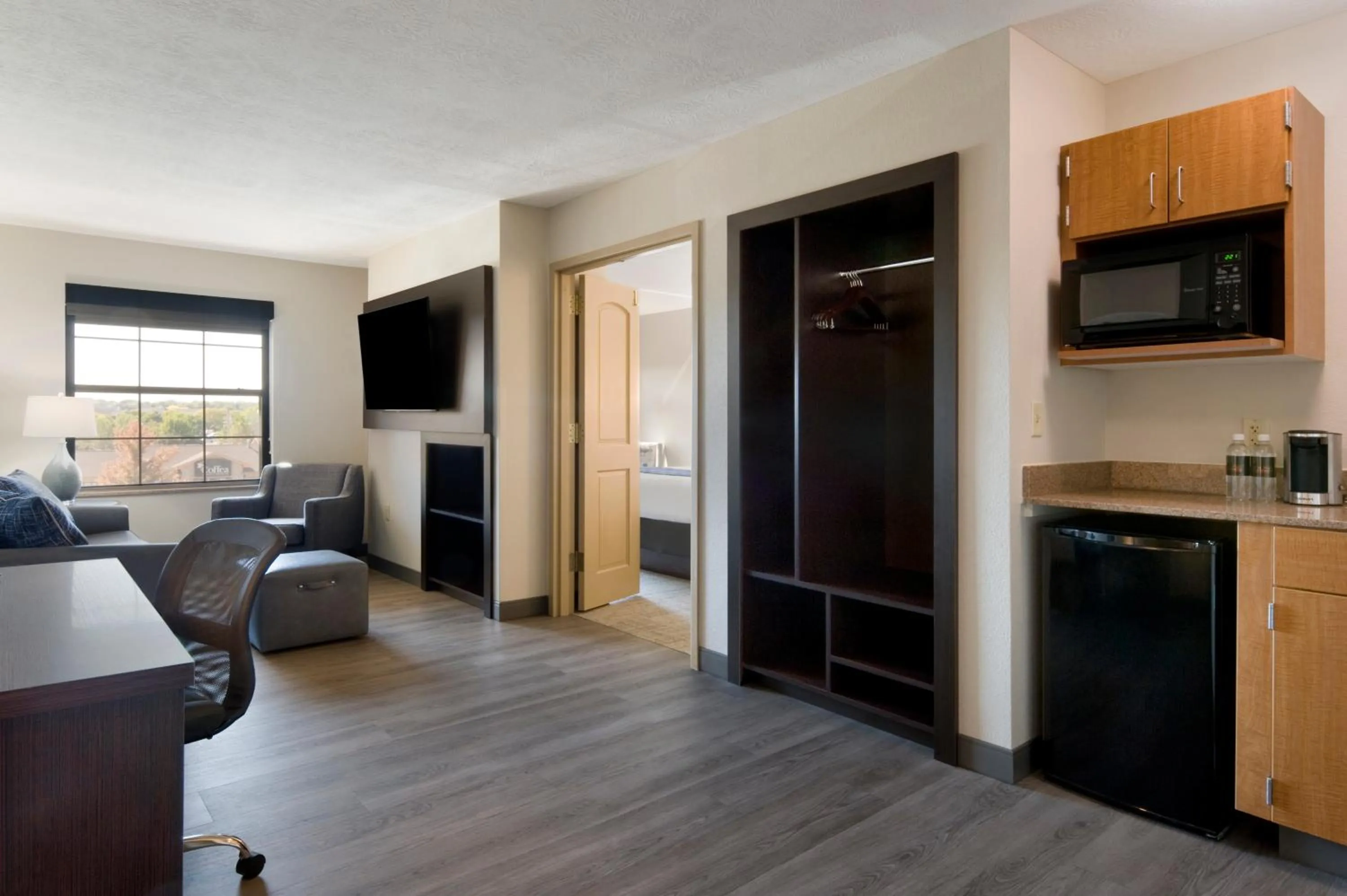 Communal lounge/ TV room in ClubHouse Hotel Sioux Falls