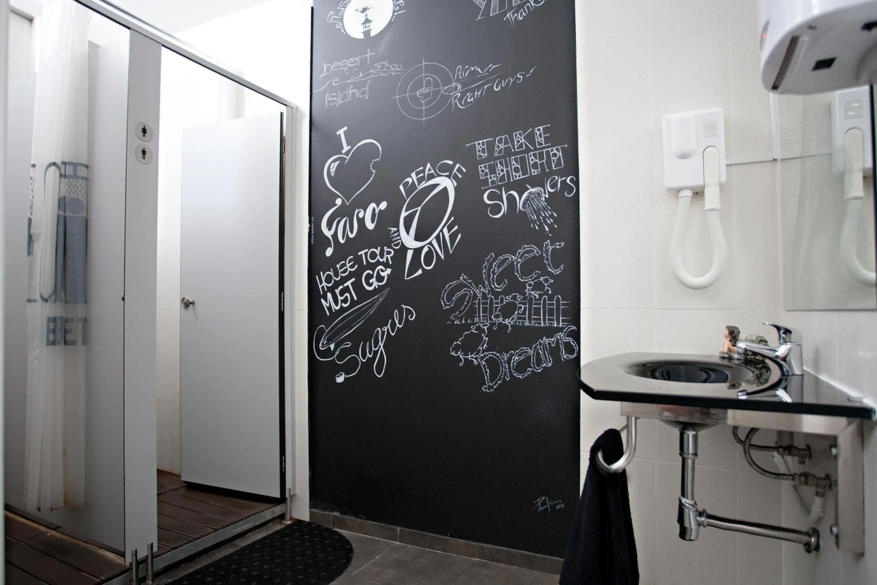 Shower in Baixa Terrace Hostel