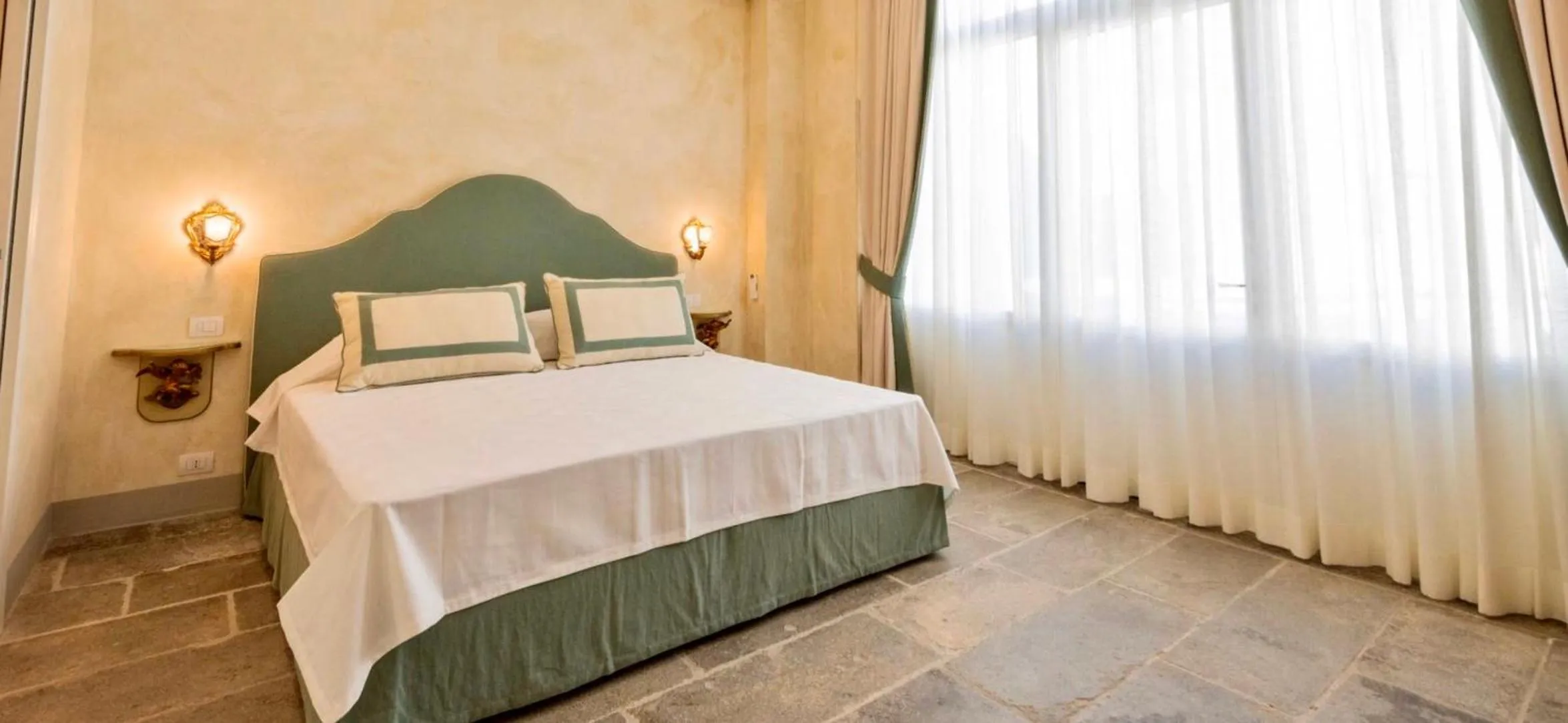 Bed in Palazzo Mantua Benavides Suites & Apartments