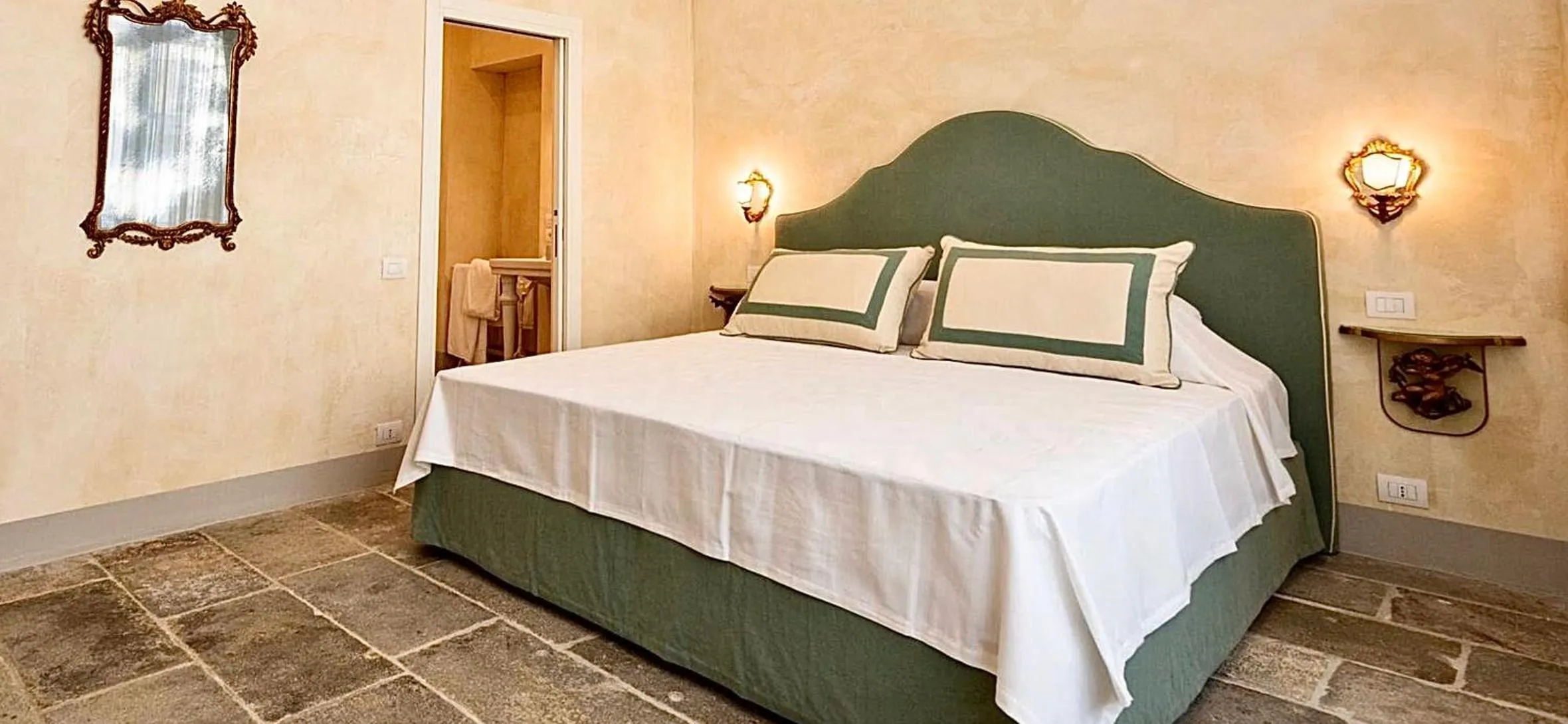 Bed in Palazzo Mantua Benavides Suites & Apartments